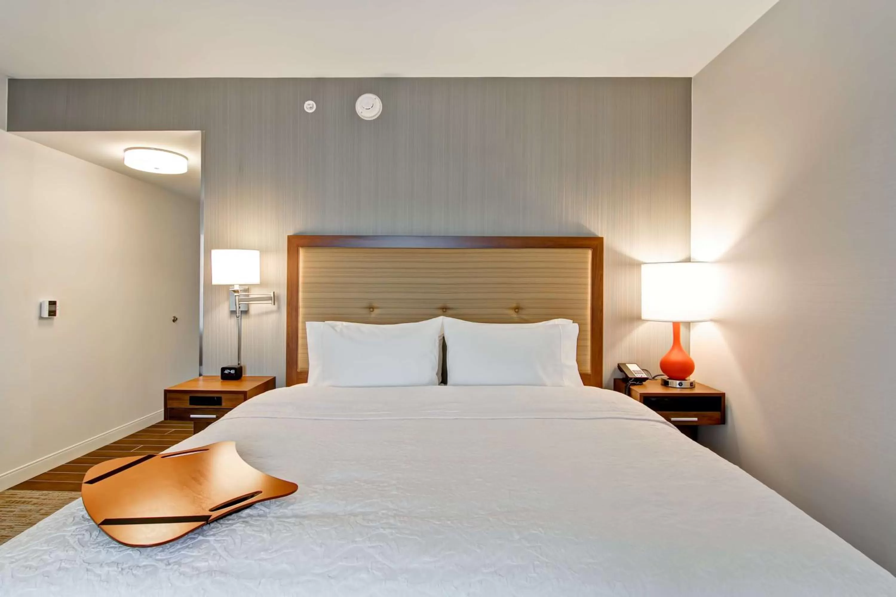 Bed in Hampton Inn & Suites Detroit/Troy