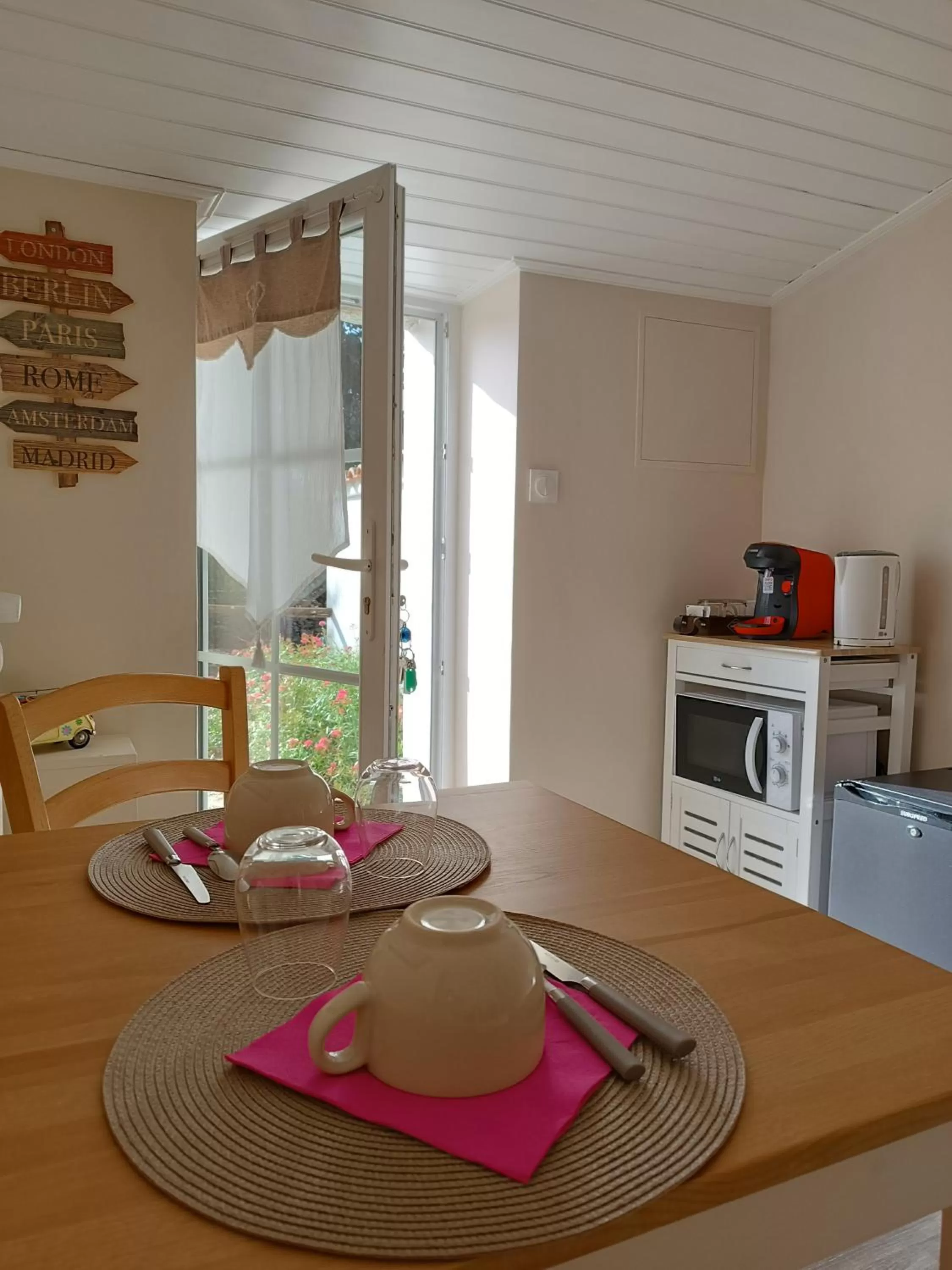 Breakfast, Dining Area in Les granges du chiron
