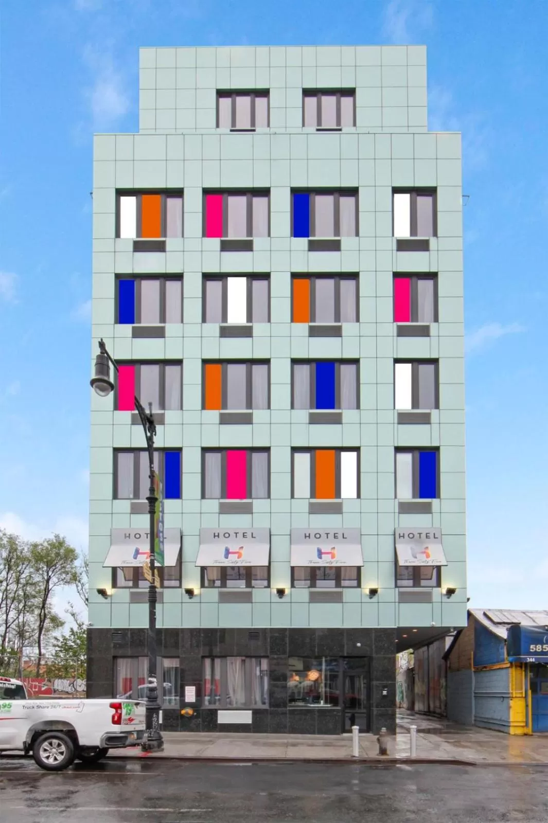 Property building in Hotel 365 Bronx - Yankee Stadium