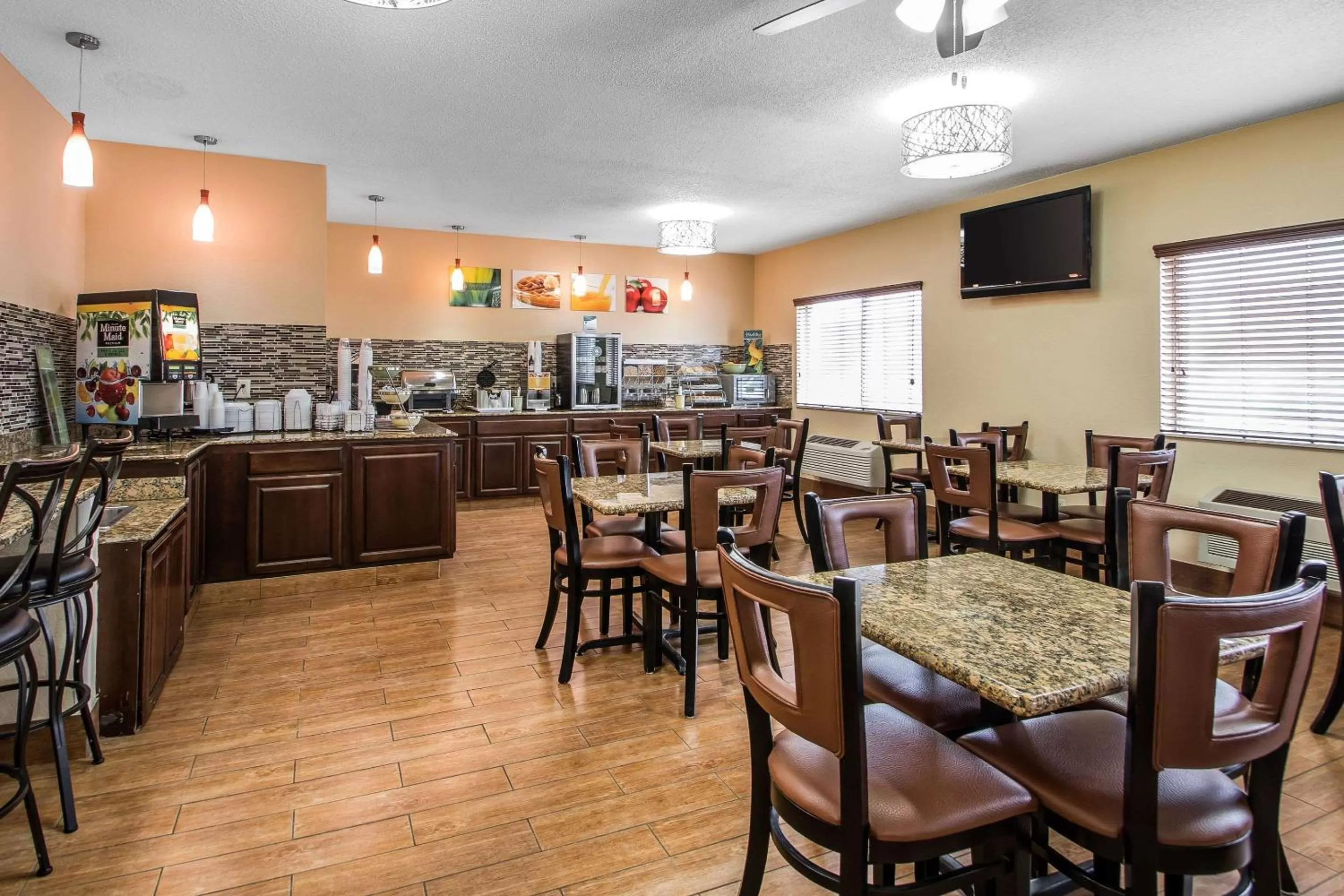 Restaurant/places to eat in Quality Inn Dubuque on Hwy 20