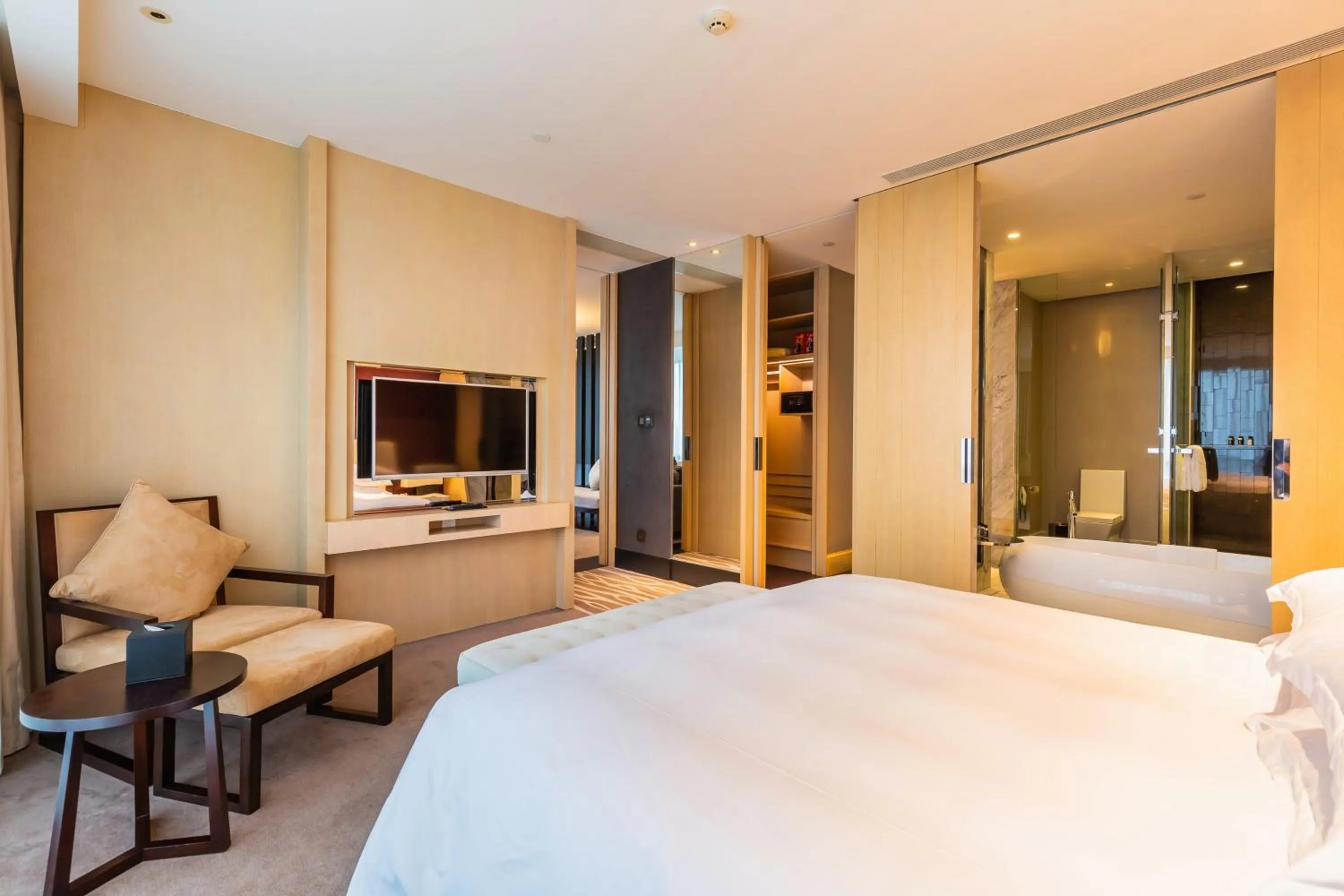 Photo of the whole room, Bed in Hotel Kapok Shenzhen Bay