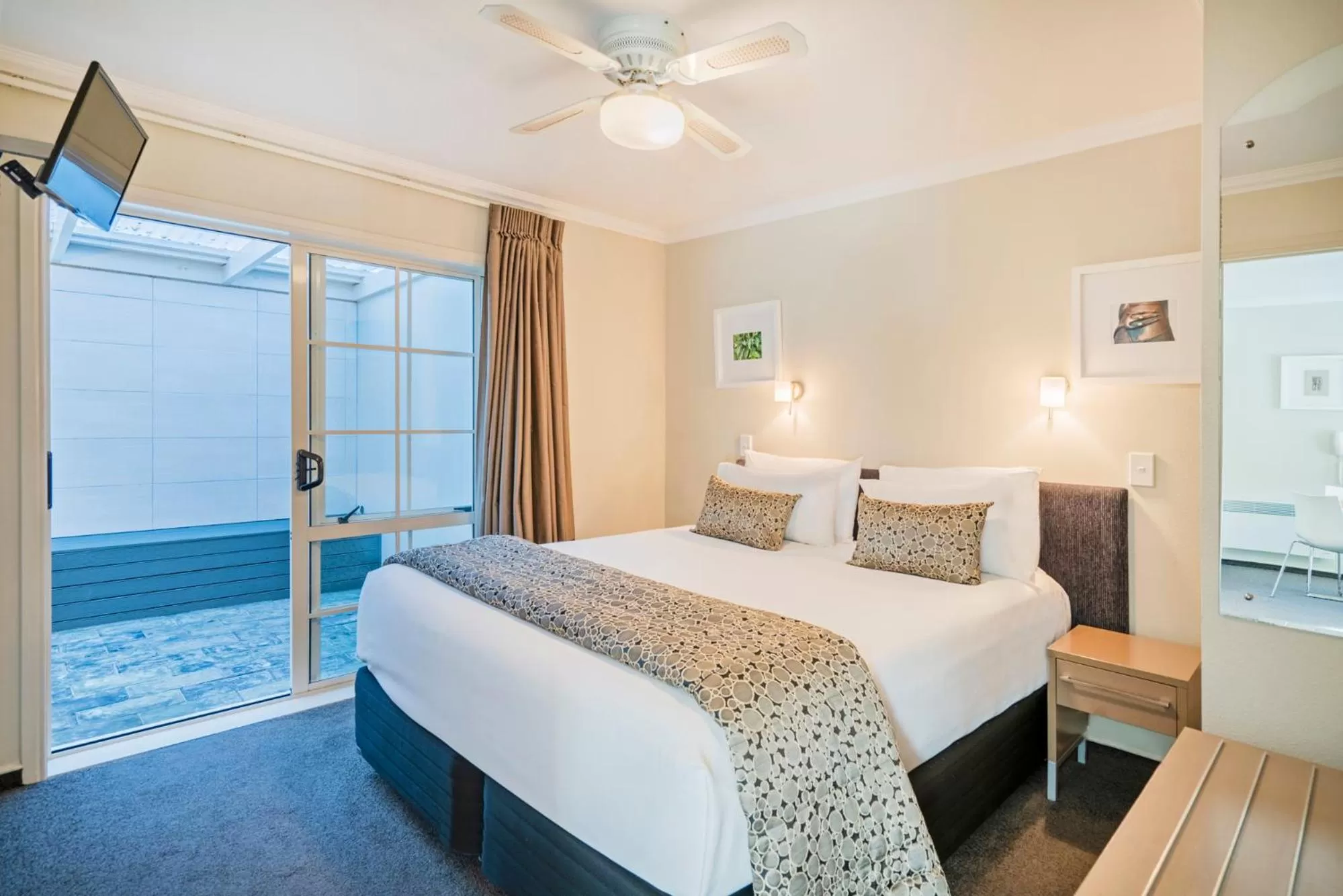 Bed in Silver Fern Rotorua Suites & Spa