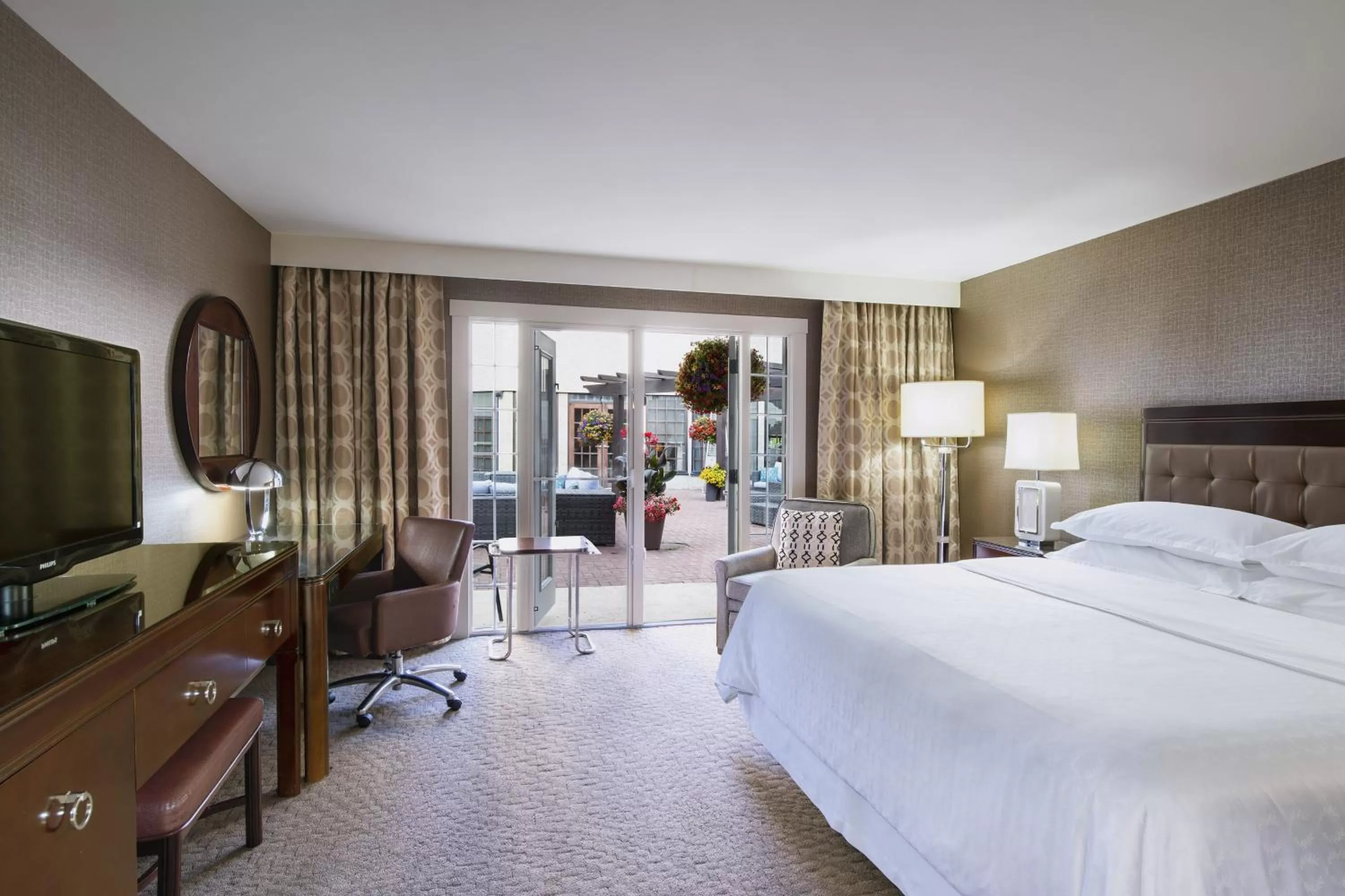 Photo of the whole room, Bed in Red Deer Resort & Casino