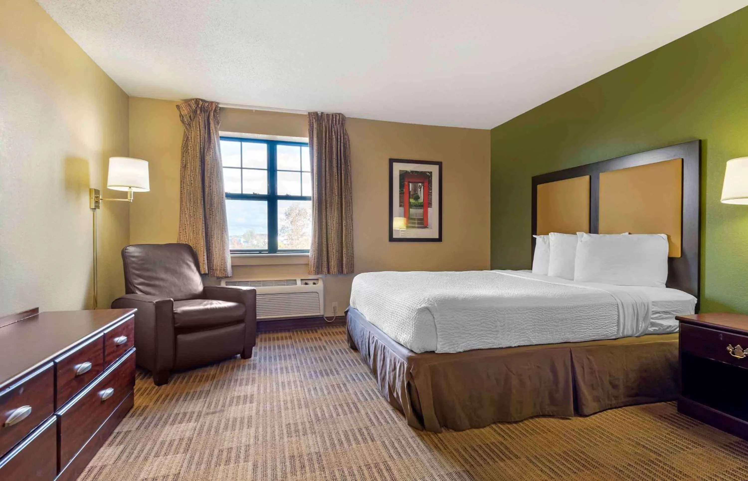 Bedroom, Bed in Extended Stay America Suites - Rochester - Henrietta