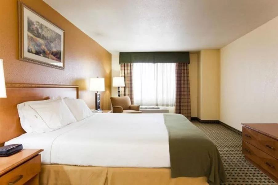 Photo of the whole room, Bed in Holiday Inn Express Hotel & Suites Hesperia by IHG