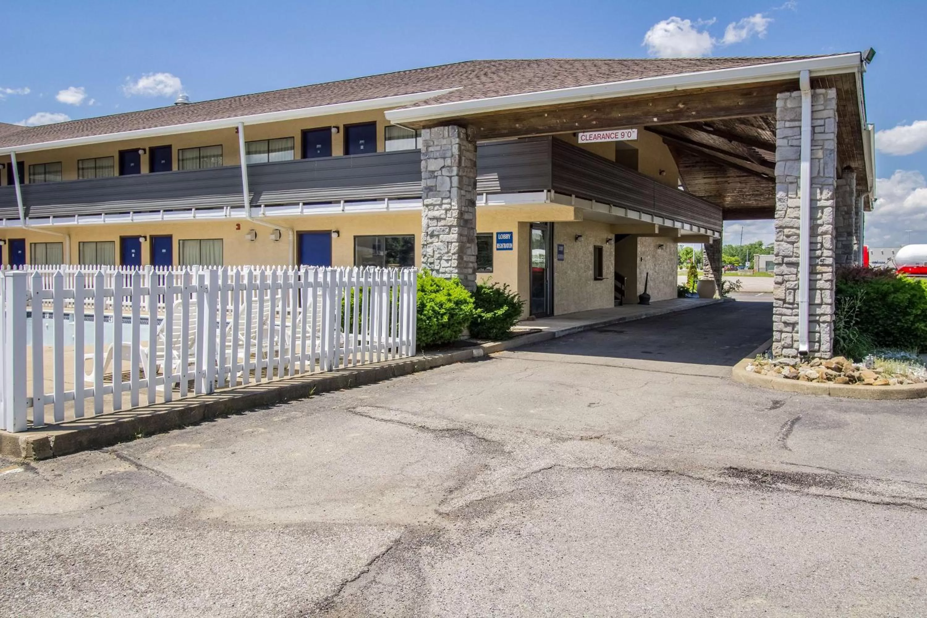 Property building in Motel 6-Ashland, OH