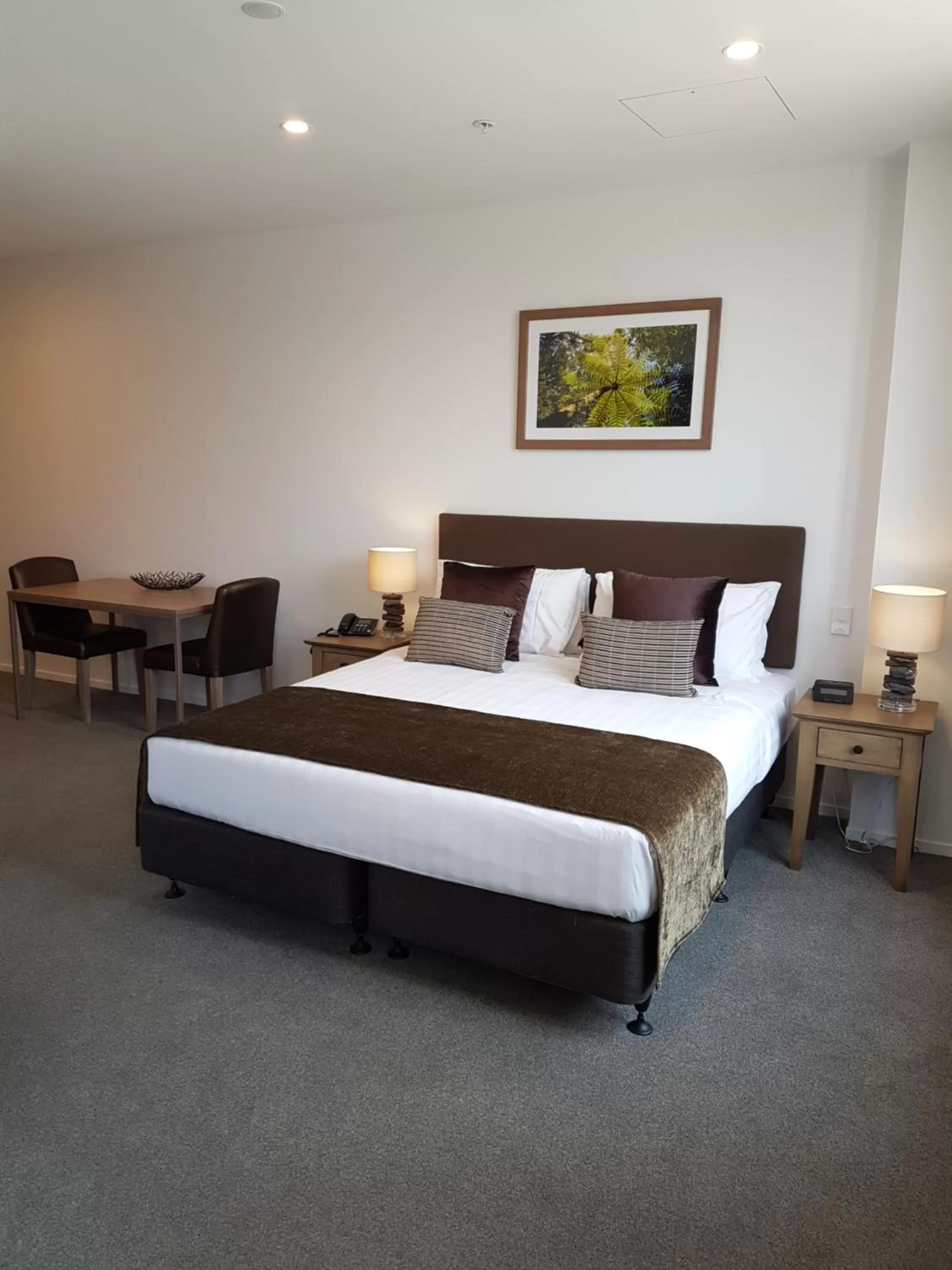 Dining area, Bed in Wyndham Garden Remarkables Park Queenstown