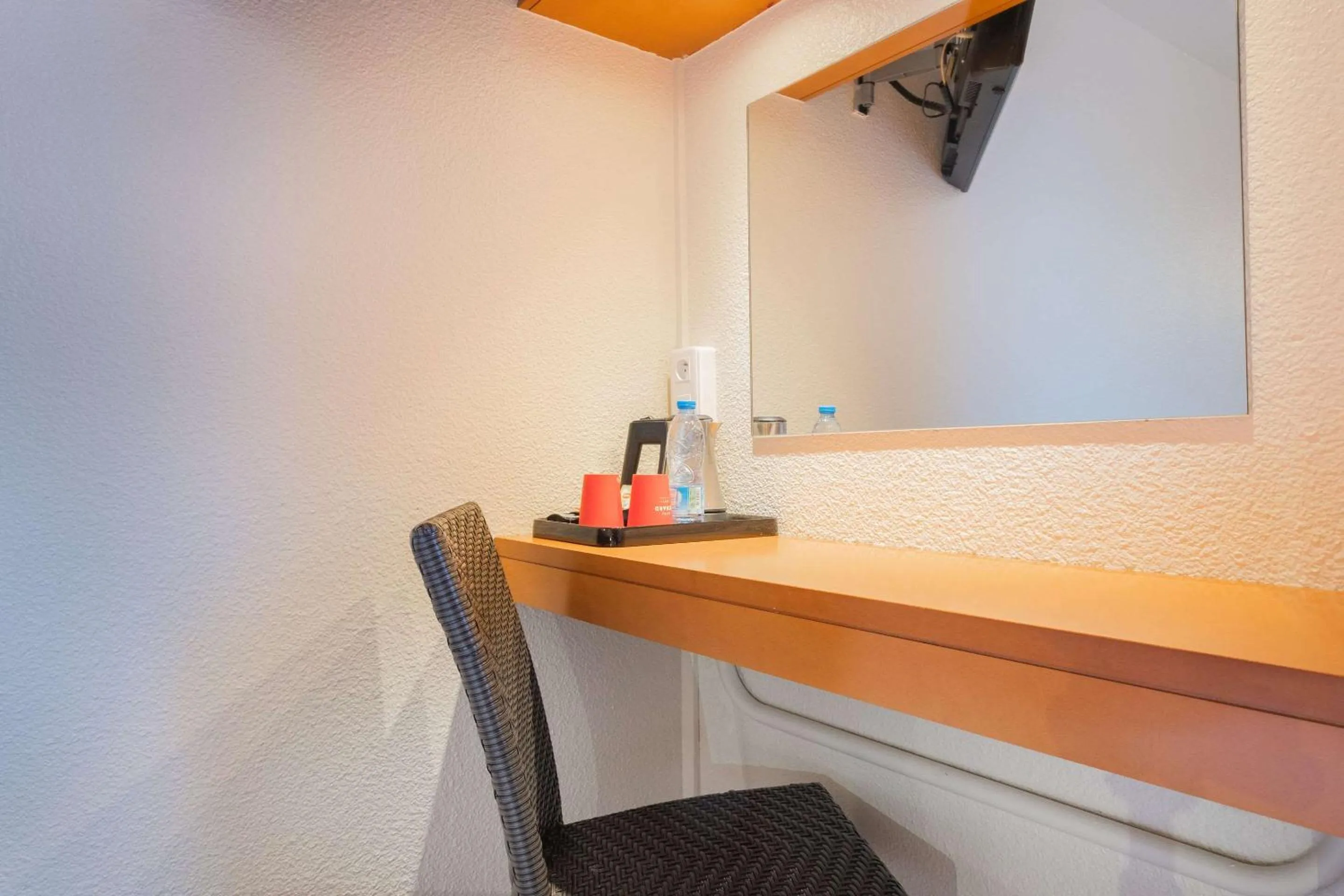 Photo of the whole room in Comfort Hotel Lille L'Union