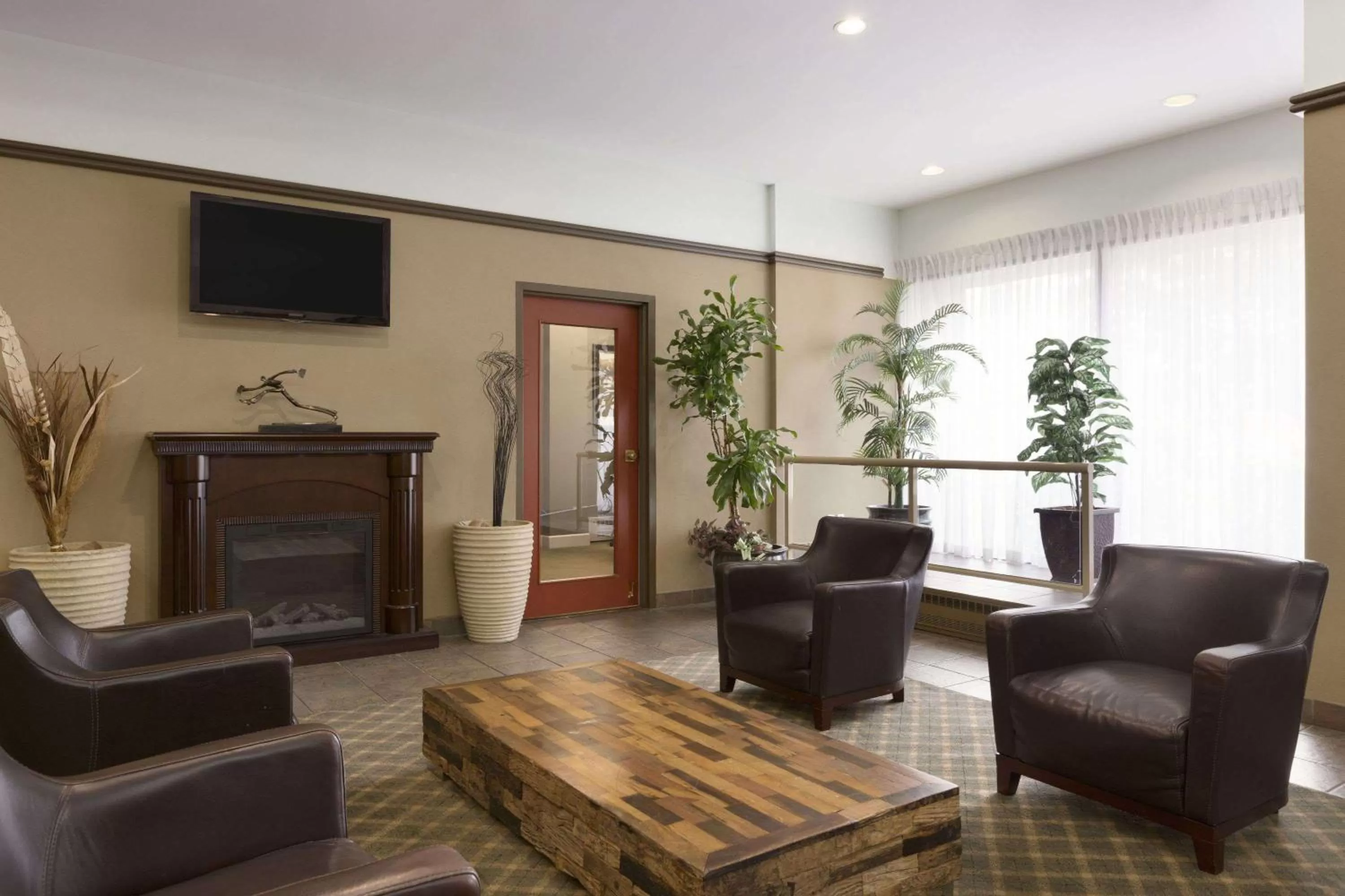 Lobby or reception in Travelodge Hotel by Wyndham Vancouver Airport