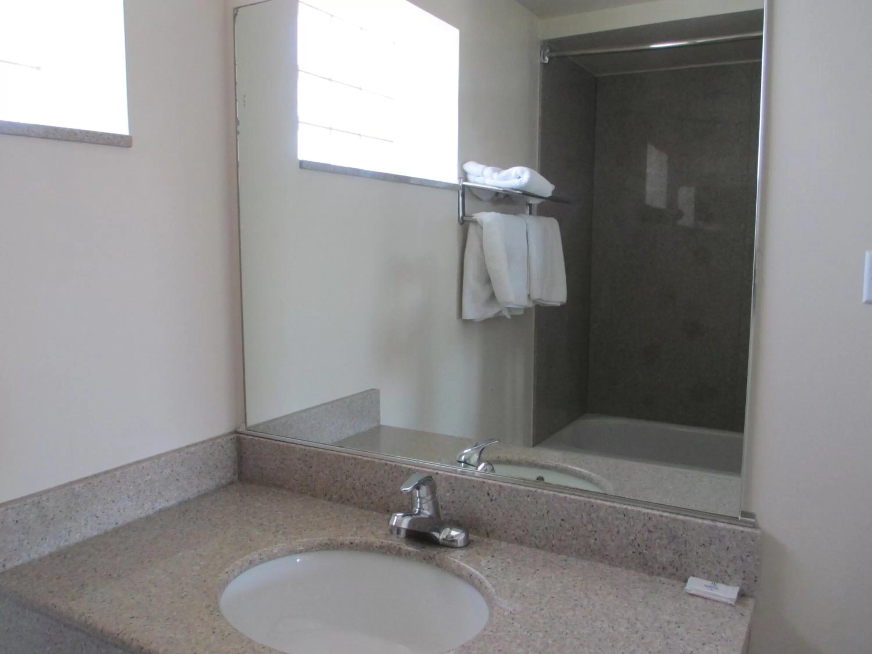 Bathroom in Regal Inn Chicago O'Hare - Franklin Park