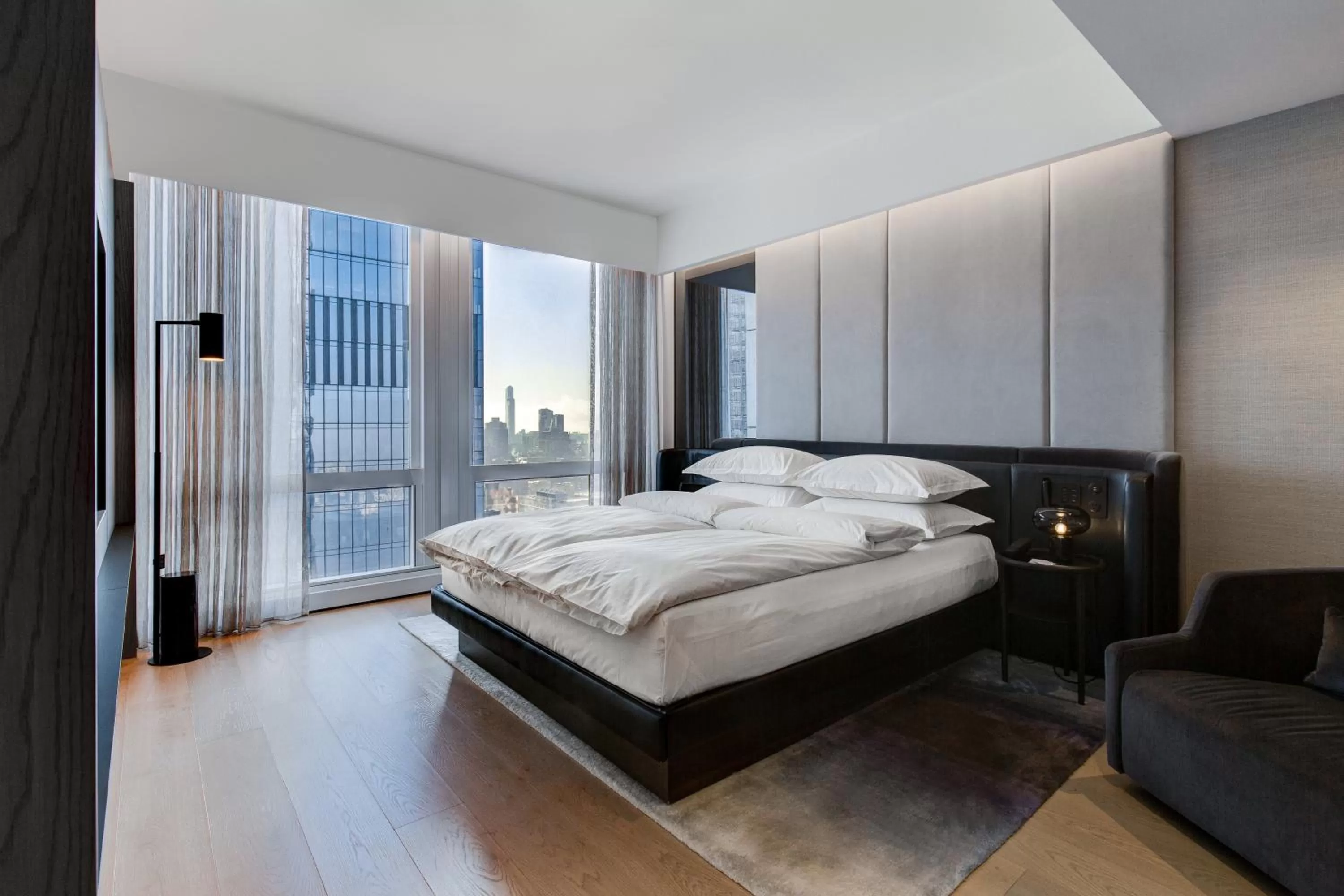 Photo of the whole room, Bed in Equinox Hotel New York