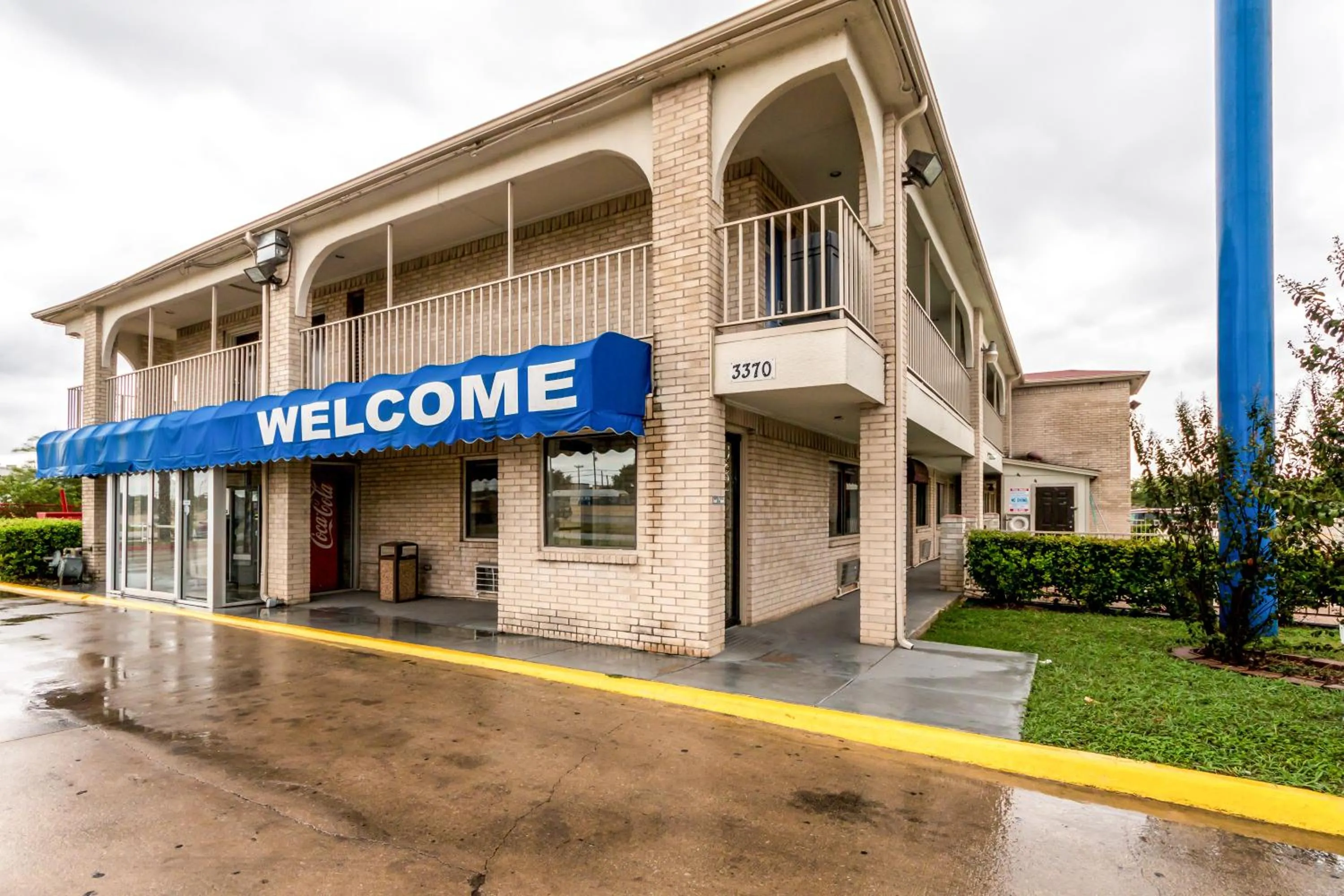 Facade/entrance in Motel 6 San Antonio, TX - Frost Bank Center