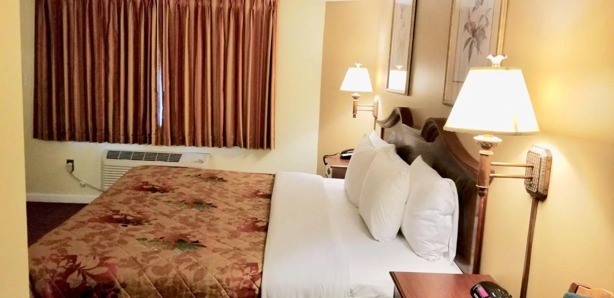 Bed in Scottish Inns Sturbridge