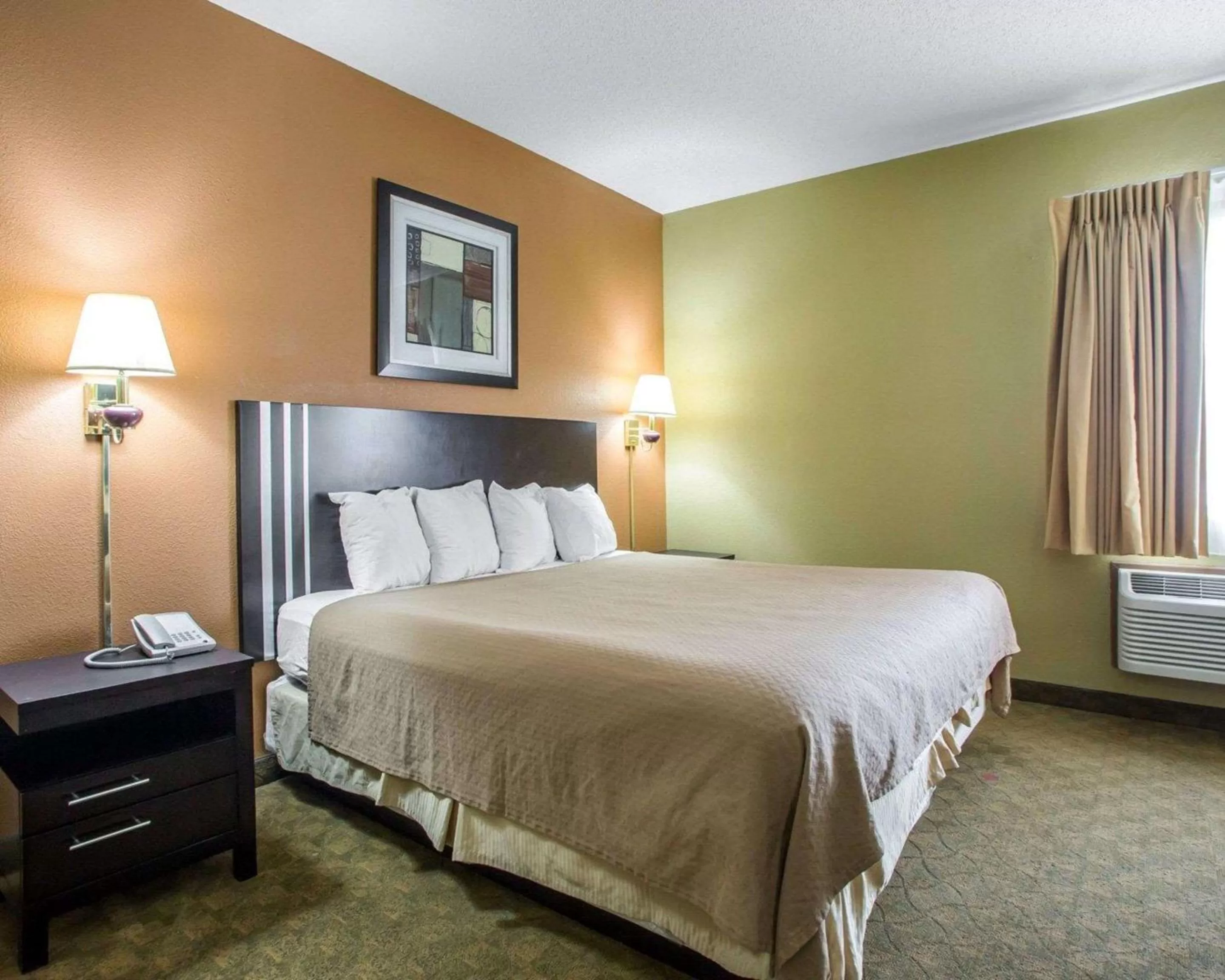 Standard King Room with Roll-in Shower - Accessible/Non-Smoking in Quality Inn Merrillville