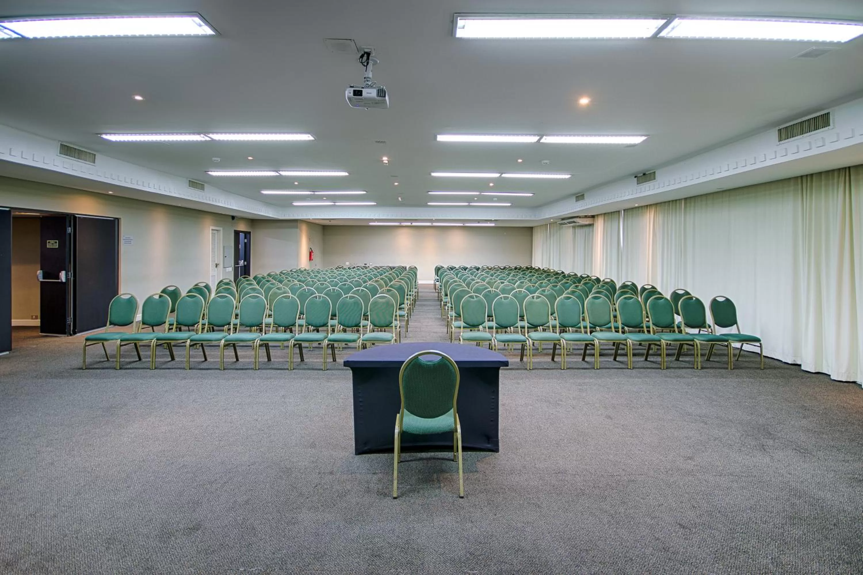 Meeting/conference room in Hotel Victoria Villa Curitiba by Nacional Inn