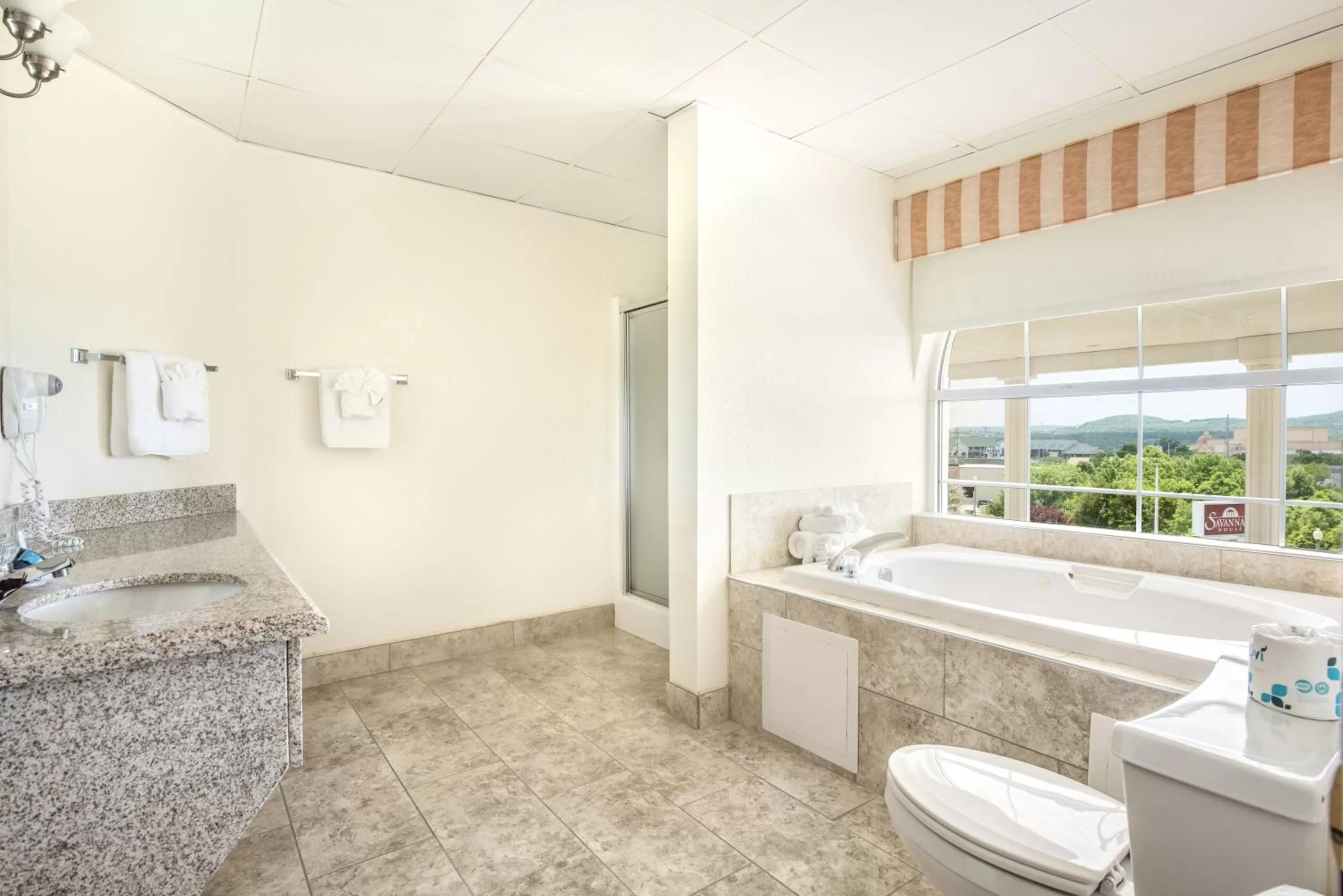 Bathroom in Savannah House Hotel