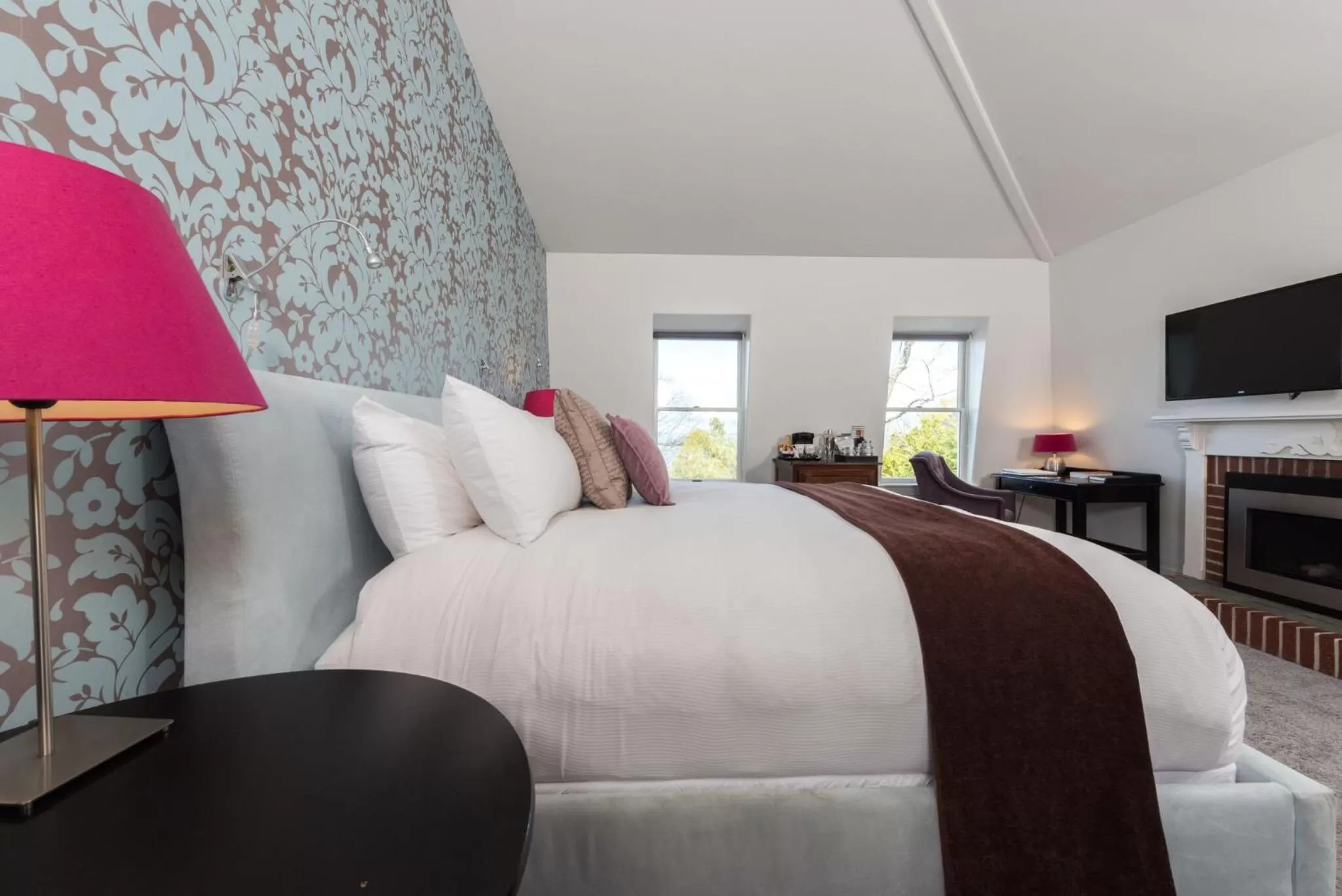 Bed in Relais Chateaux Camden Harbour Inn