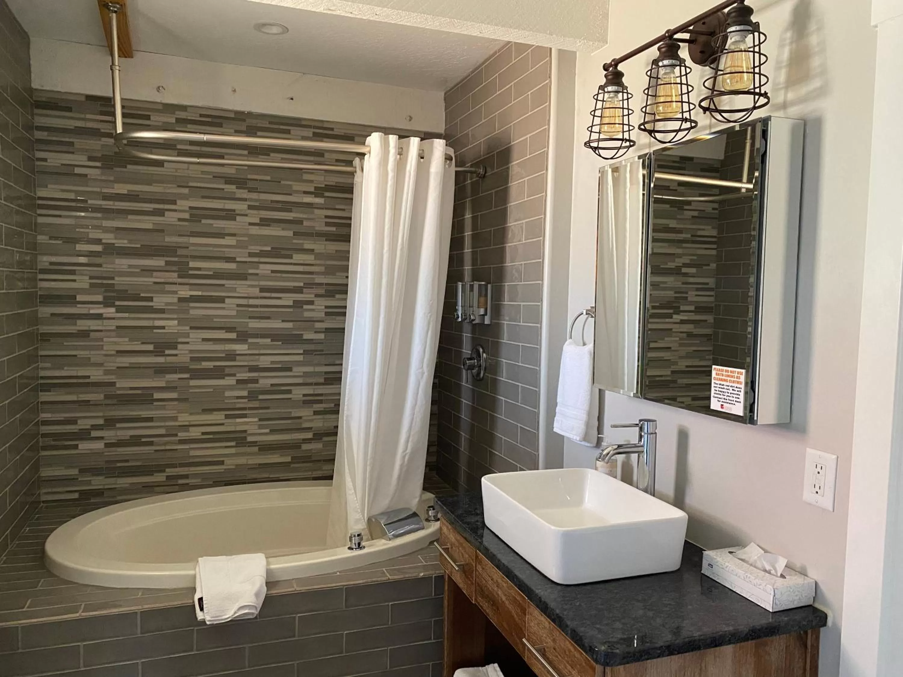 Bath, Bathroom in The Flagstone Boutique Inn & Suites