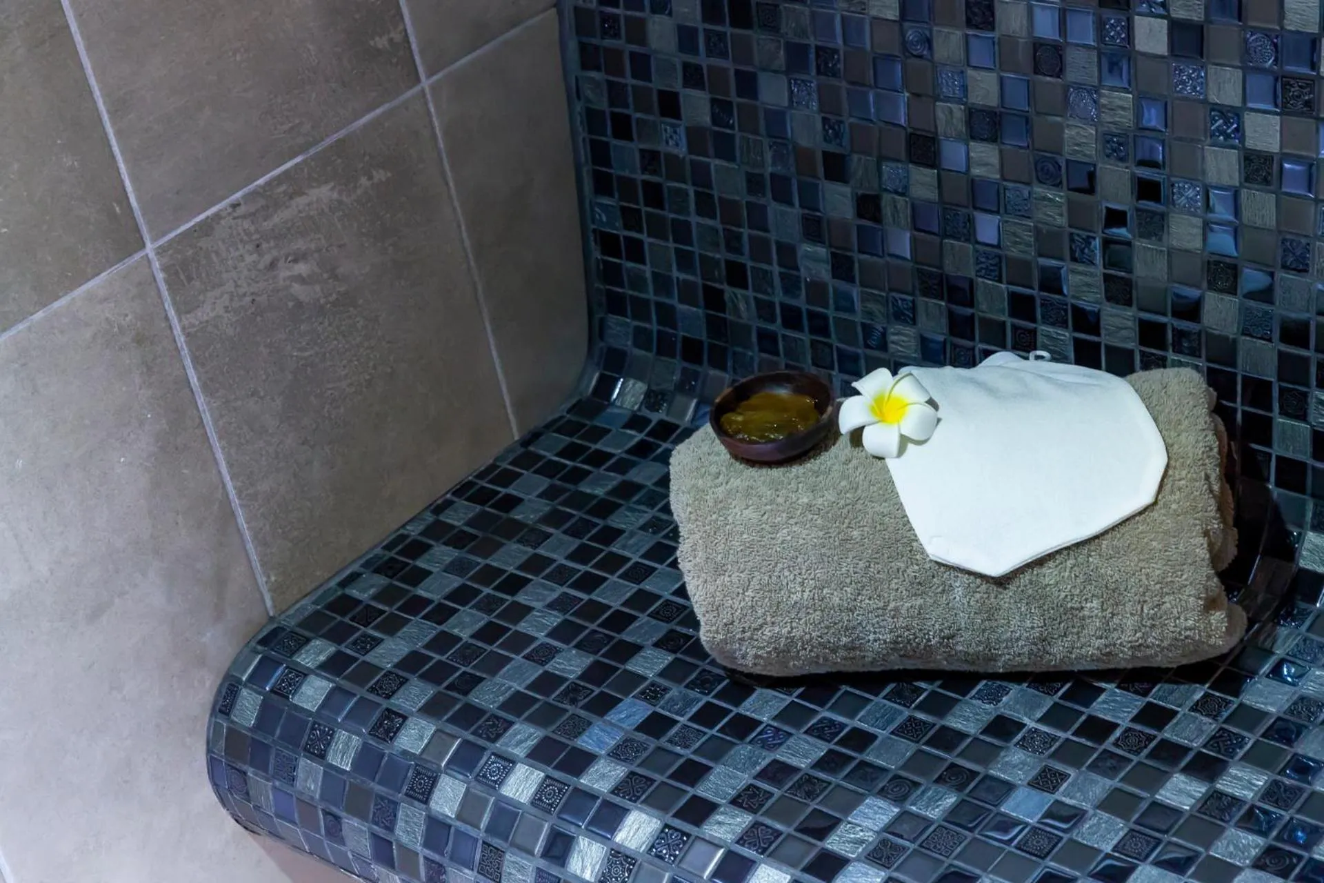 Steam room in Almoria Hôtel & SPA