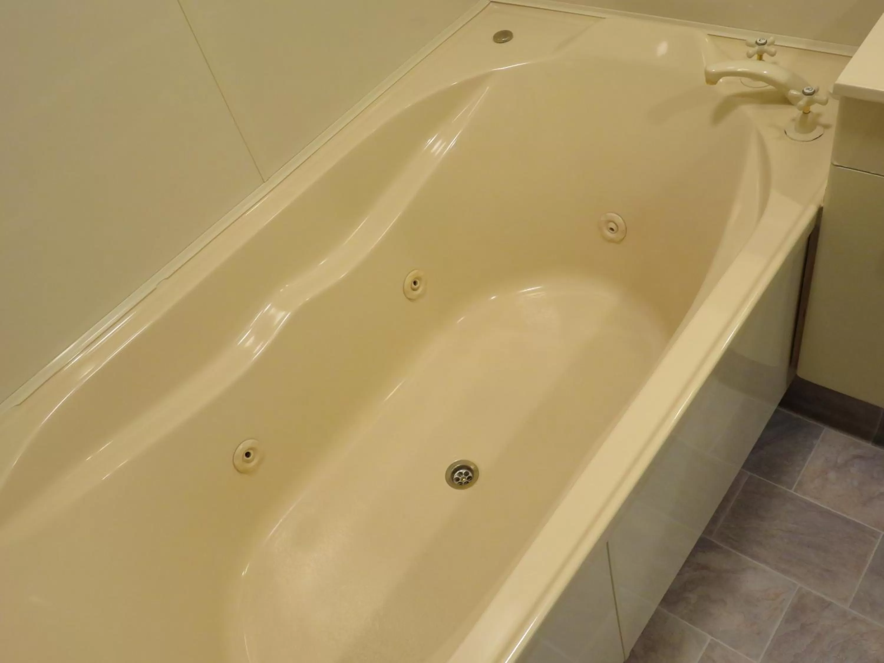 Bathroom in Admirals Motor Lodge