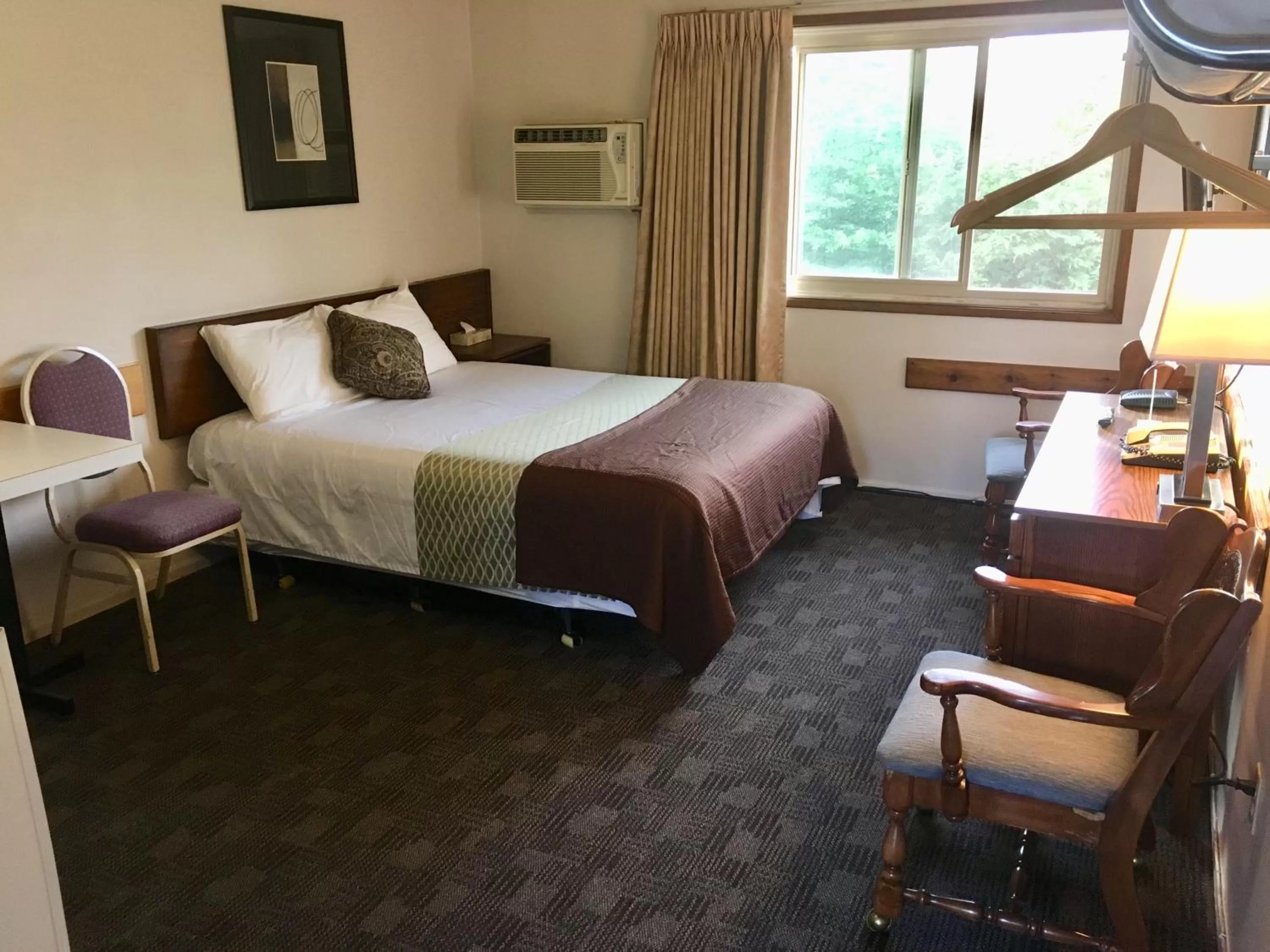 Bed in Fuller Lake Chemainus Motel