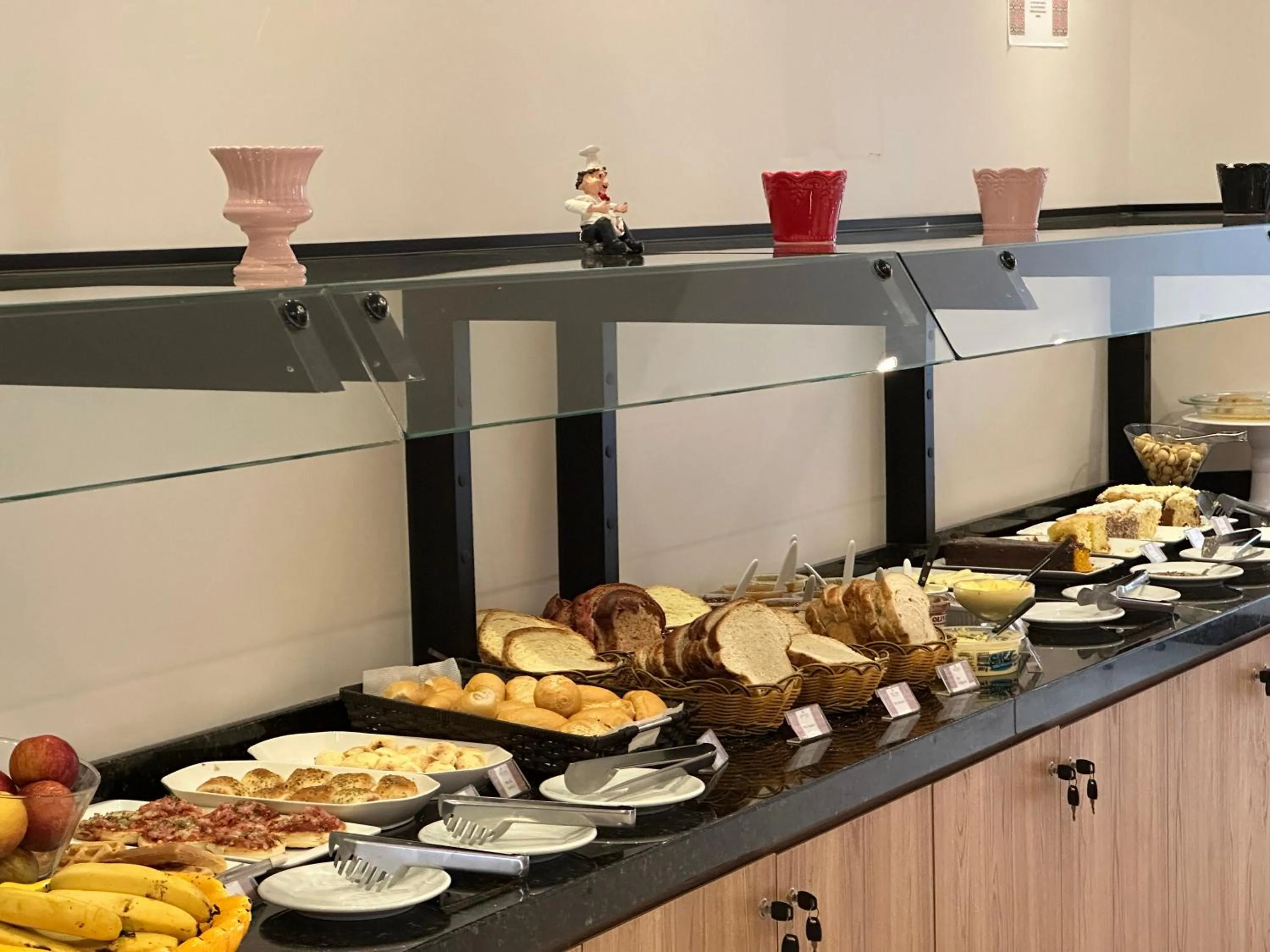 Buffet breakfast in Mayná Hotel Prudentópolis Centro