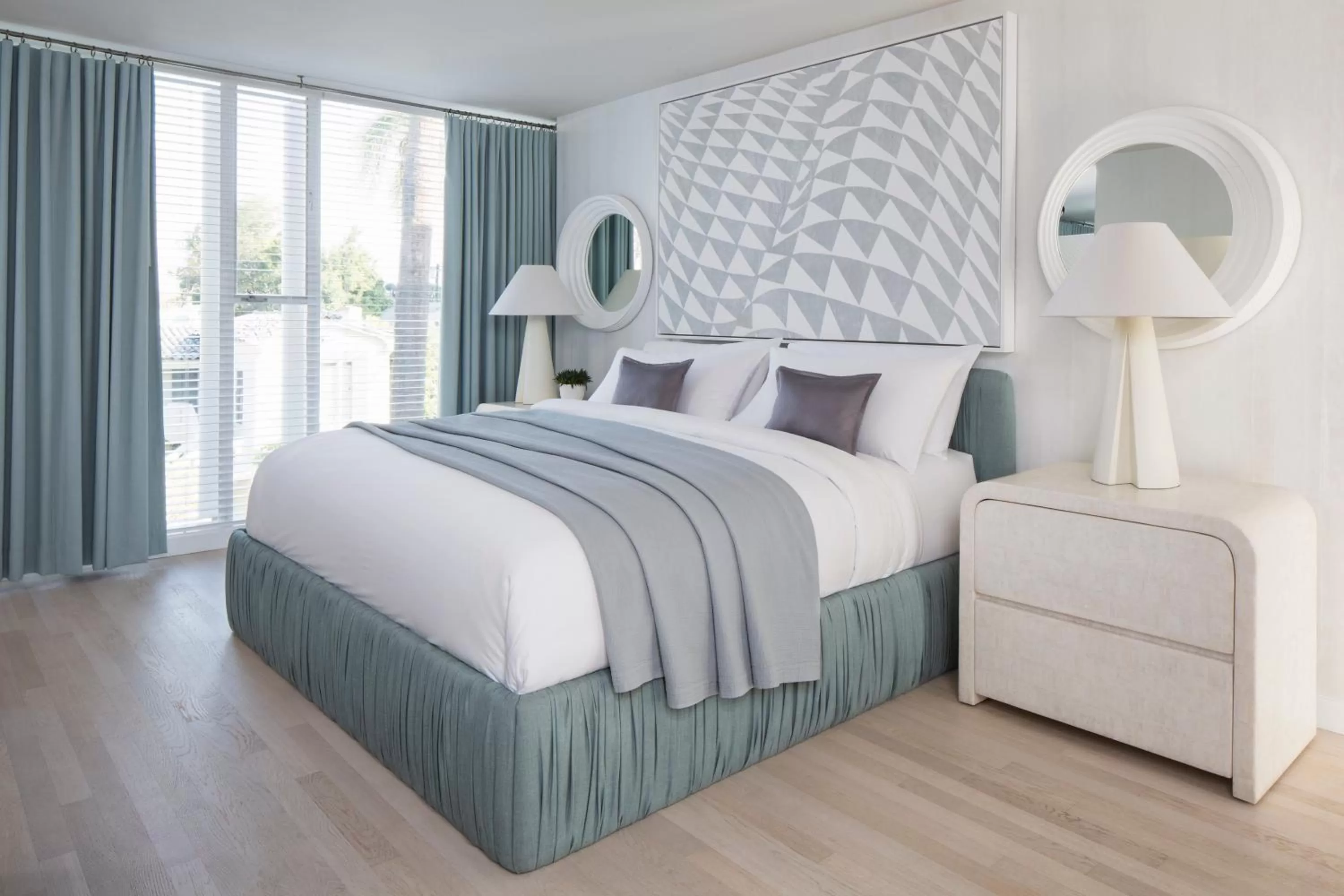 Bed in Avalon Hotel Beverly Hills, a Member of Design Hotels