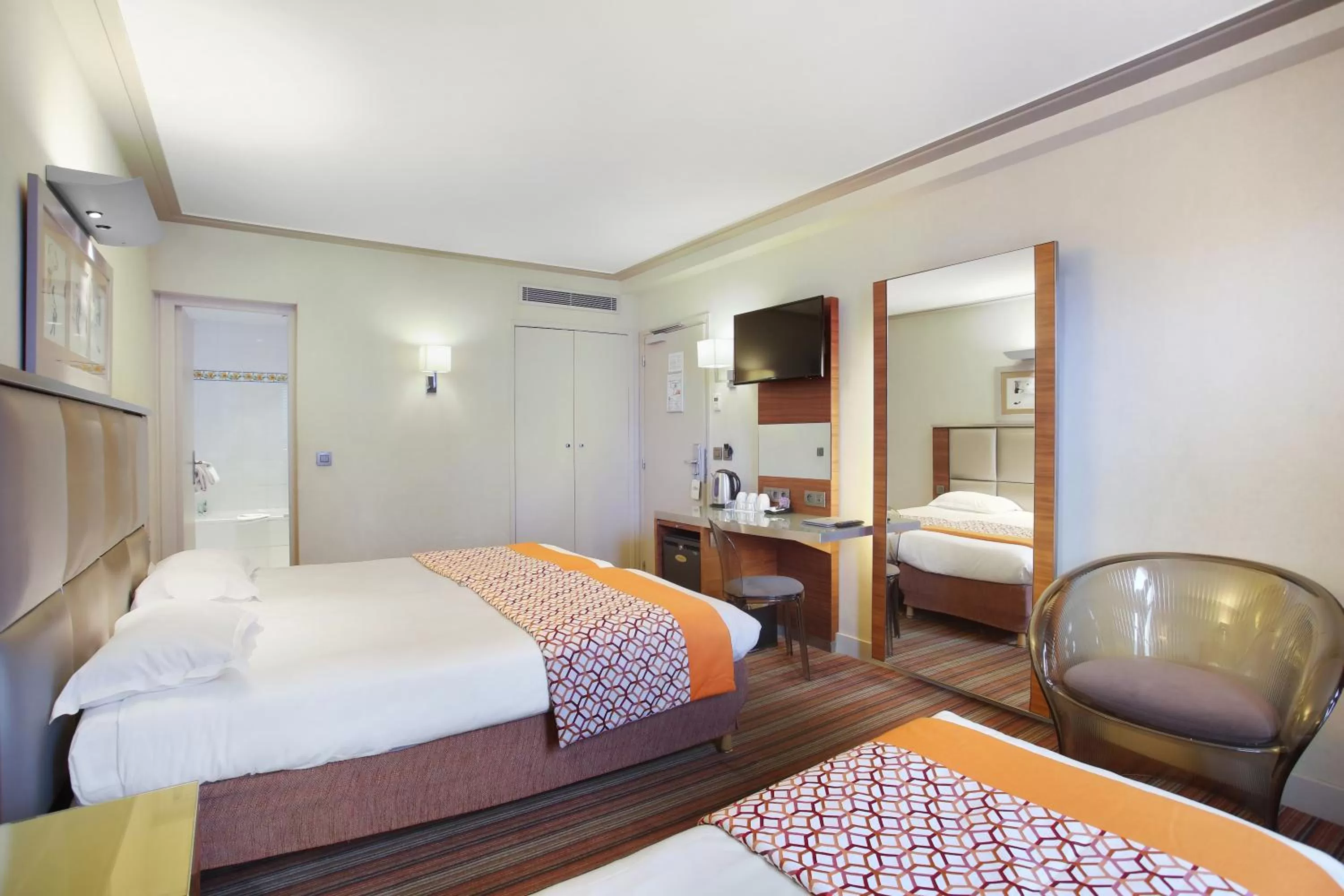 Bedroom, Bed in Hotel Berne Opera