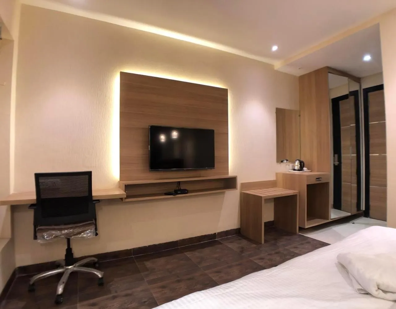 TV and multimedia, TV/Entertainment Center in Solitaire Hotel