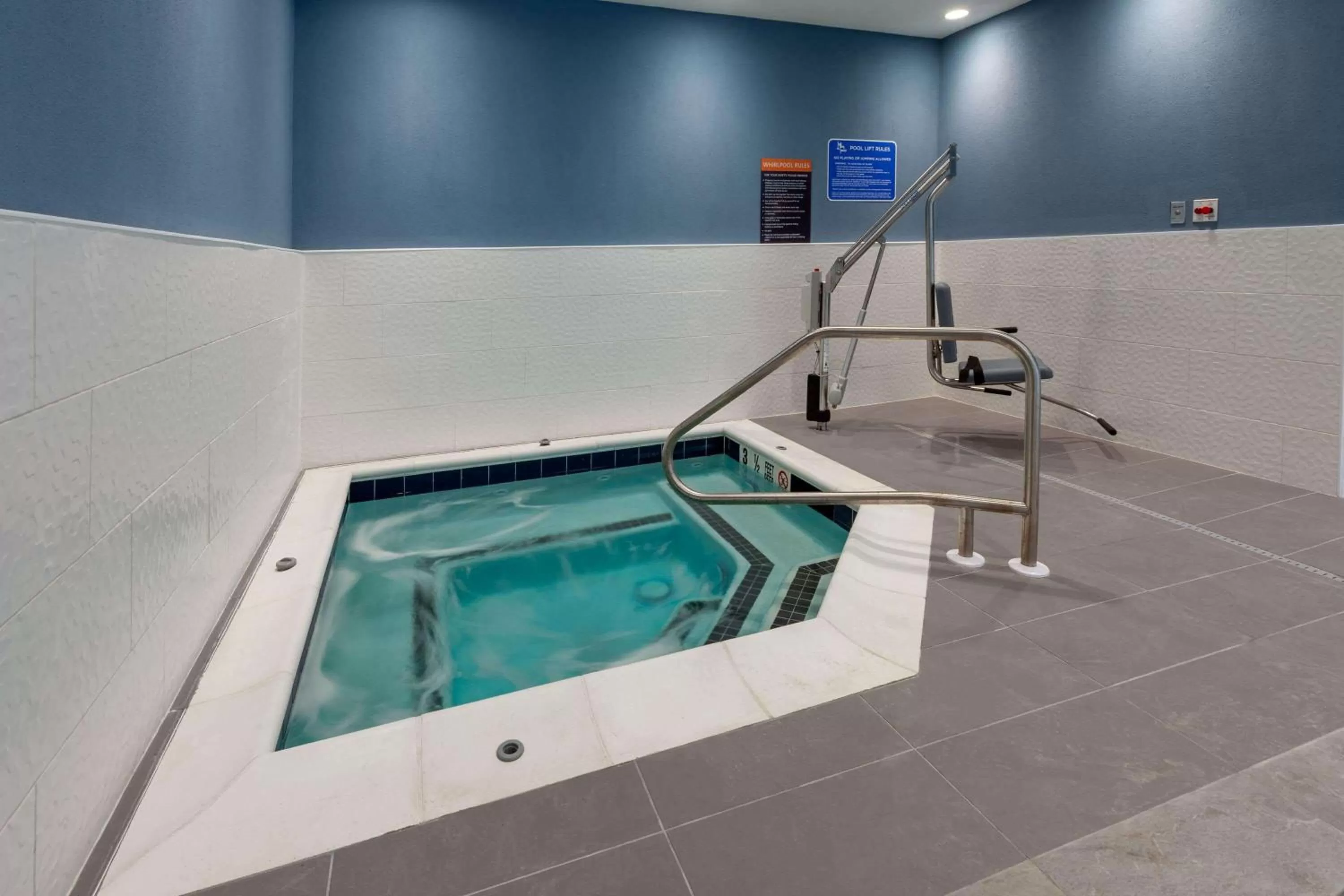 Hot Tub in La Quinta Inn & Suites by Wyndham Middletown-Goshen