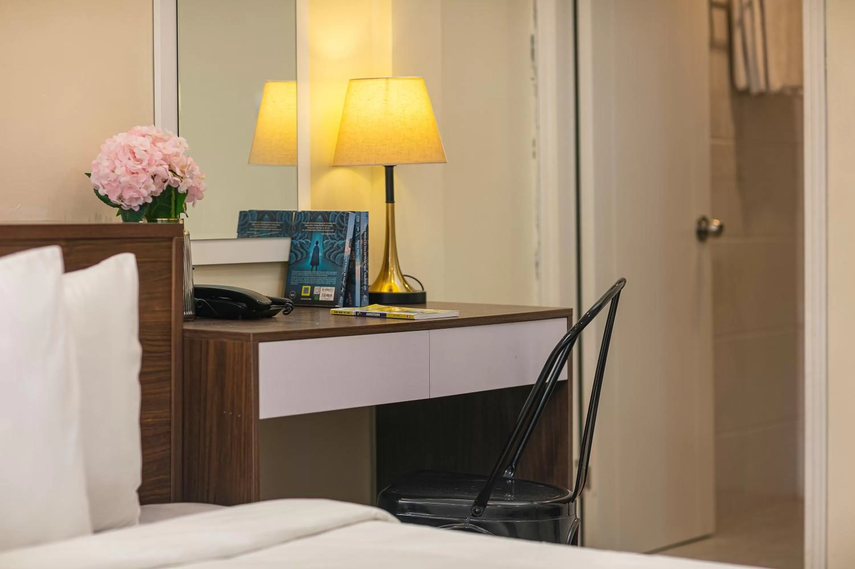 hair dresser, Bed in Queen Cafe Hotel & Pub