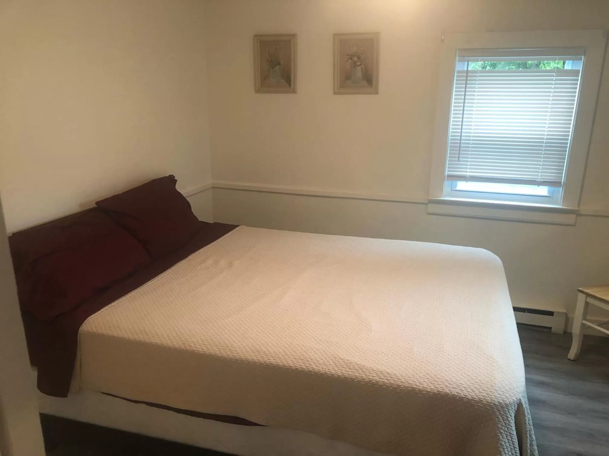 Bed in Herring Run Motel and Tiny Cabins