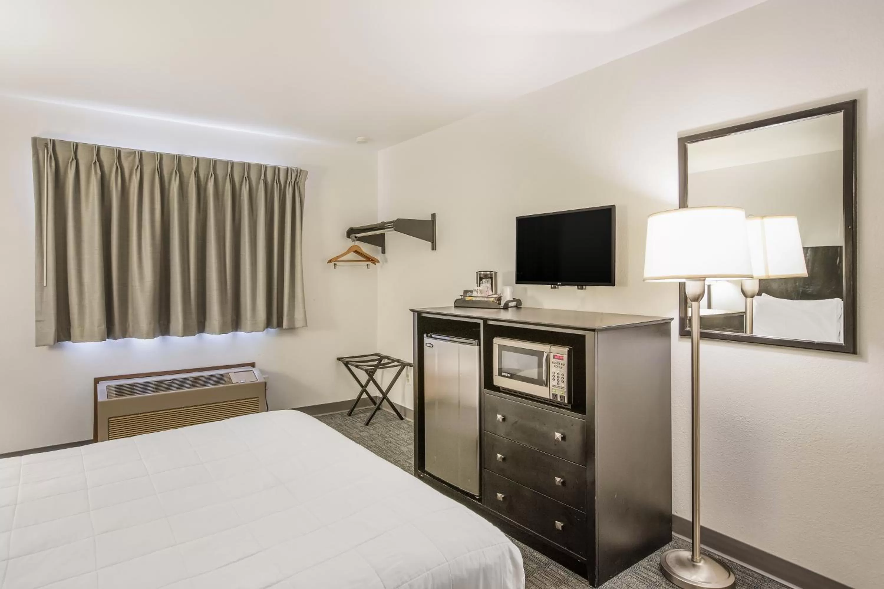 TV and multimedia, Bed in Americas Best Value Inn & Suites-Birch Run