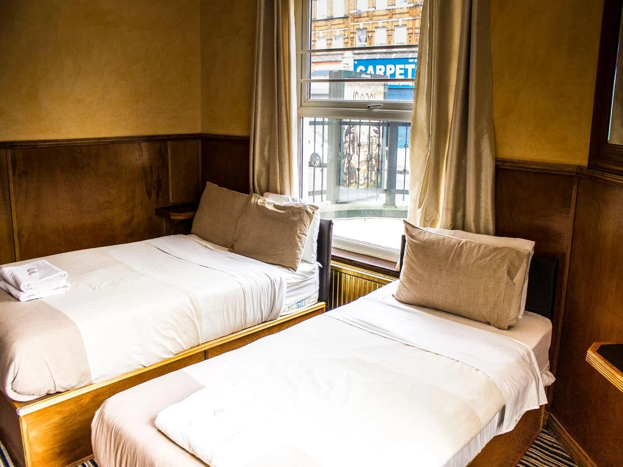 Bedroom, Bed in Cricklewood Lodge Hotel