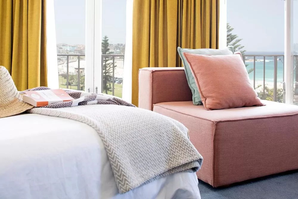 Seating area, Bed in Hotel Ravesis