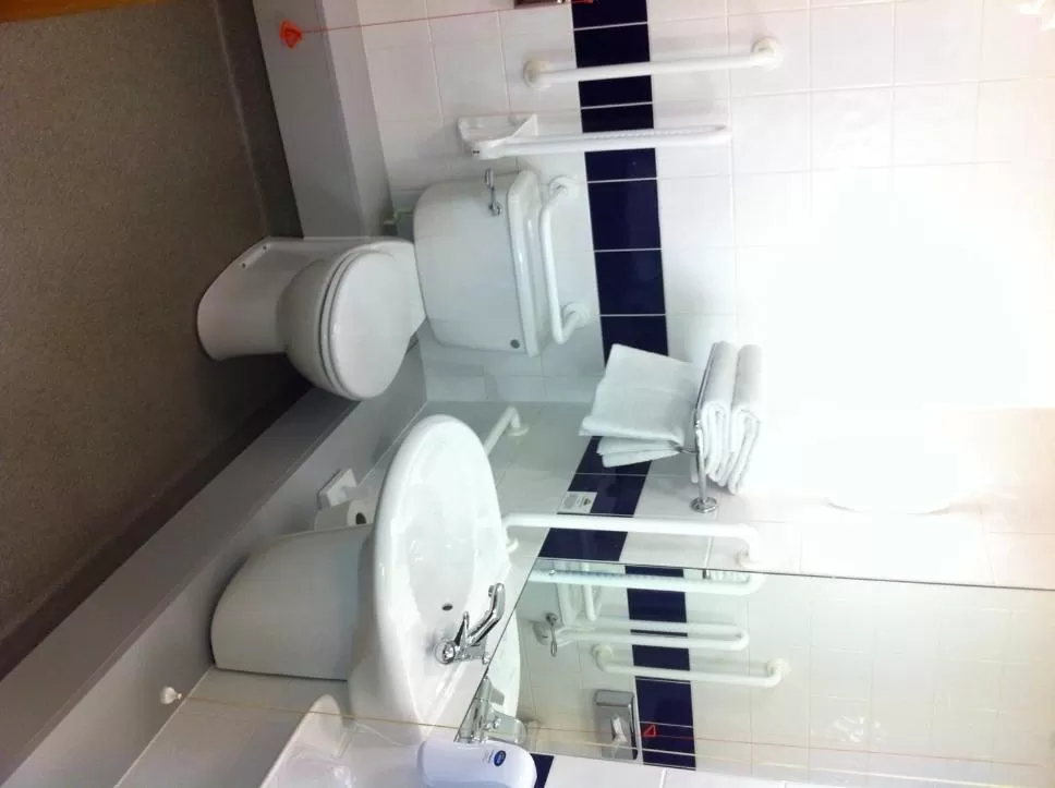 Bathroom in Days Inn Hotel Leicester