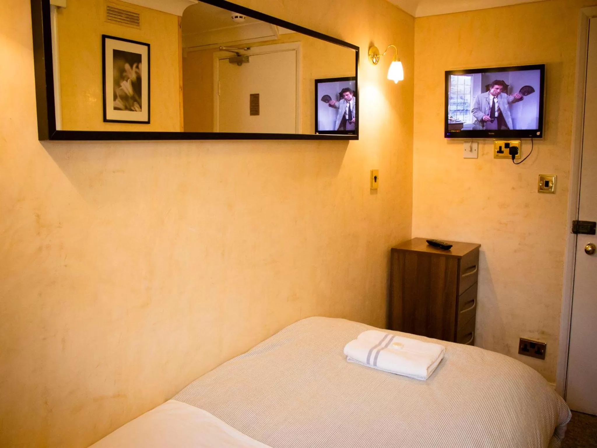 Photo of the whole room, Bed in Cricklewood Lodge Hotel