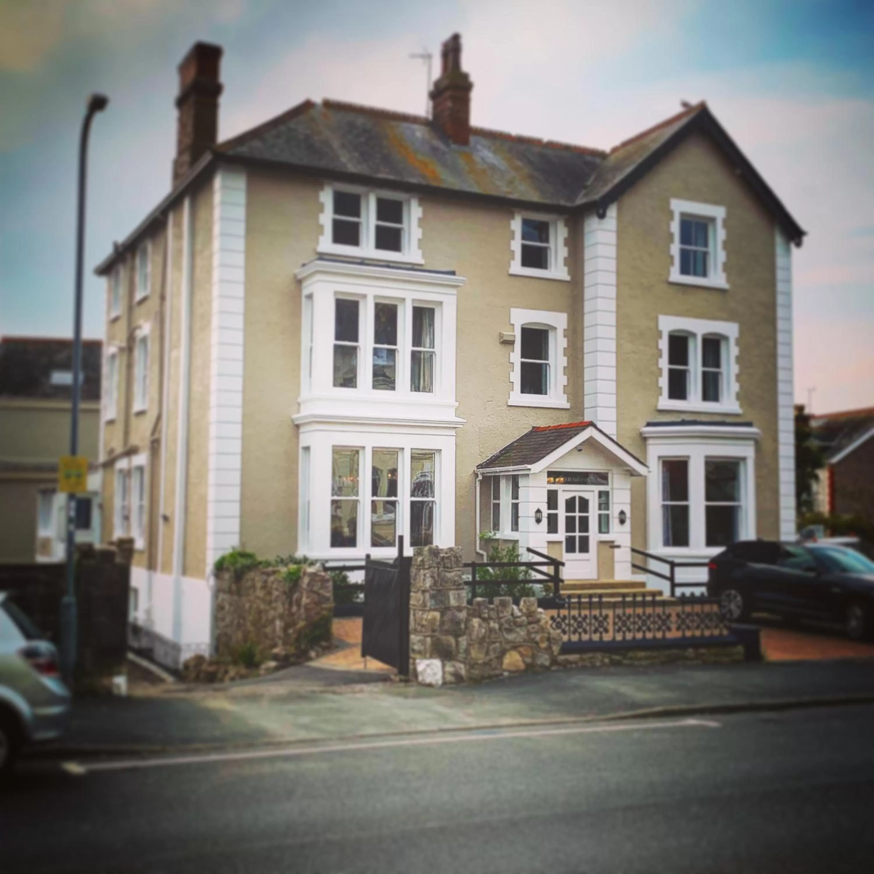 Property building in Lansdowne House with Private Car Park