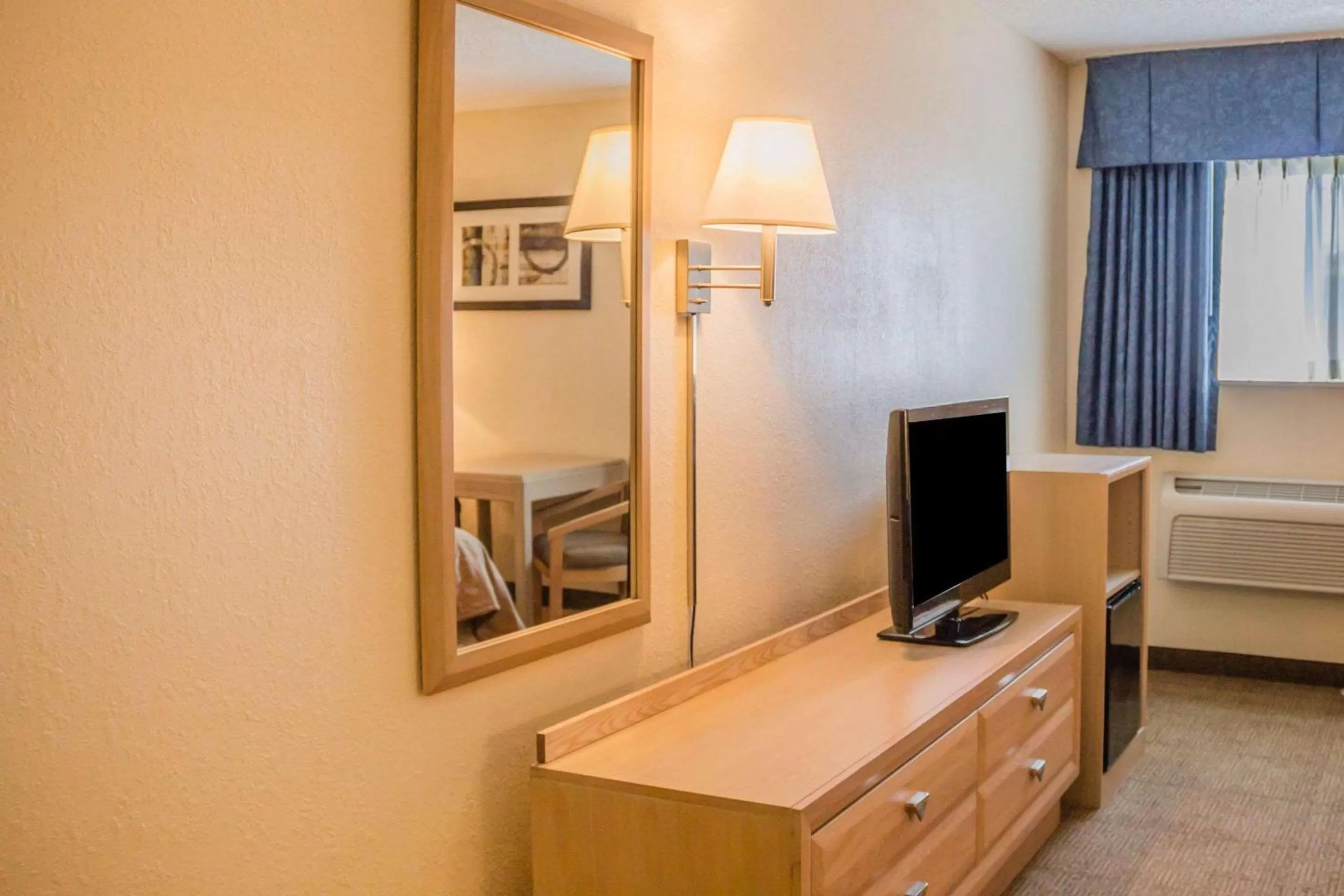 Photo of the whole room, Bed in Quality Inn Port Clinton Waterfront