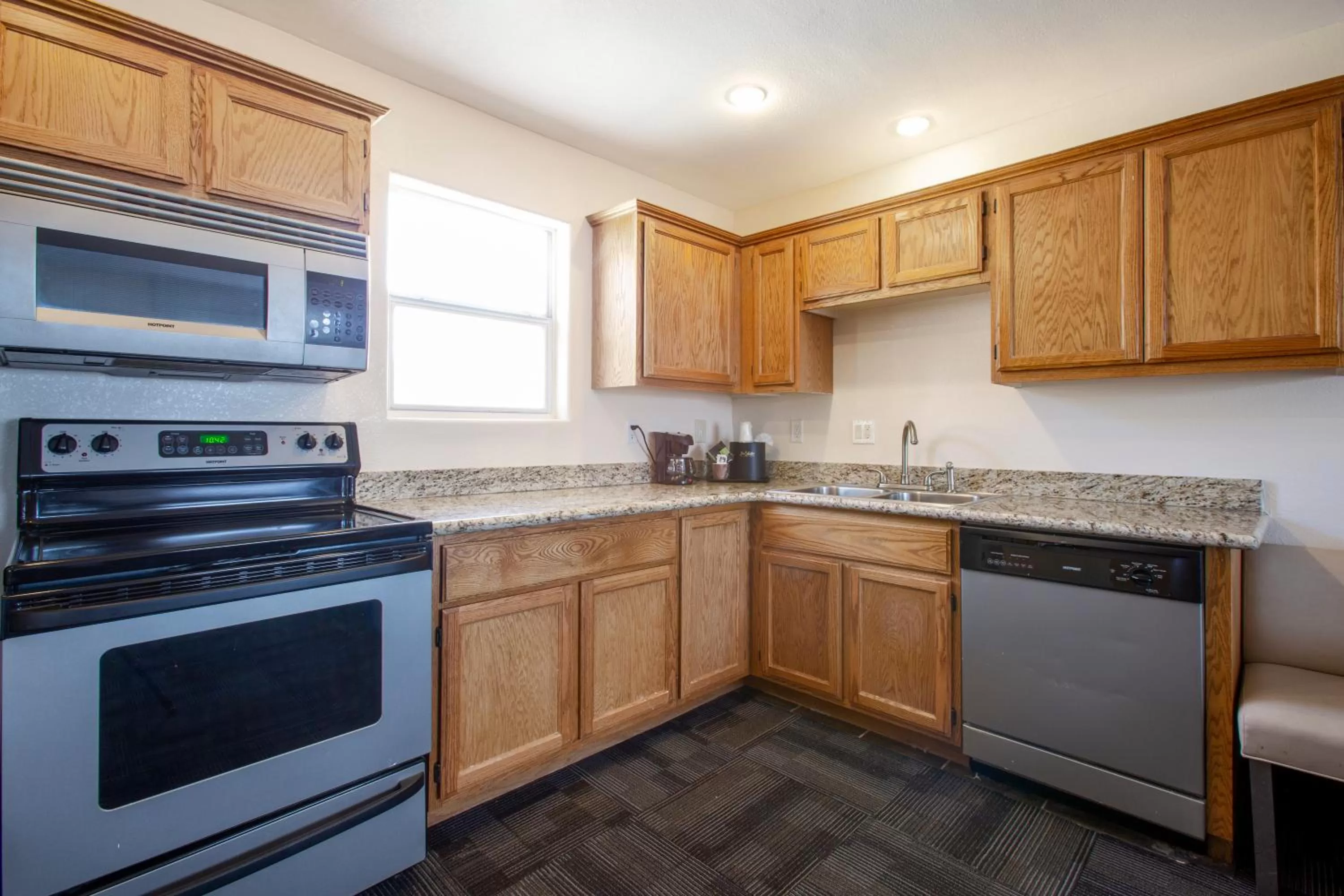 Kitchen or kitchenette in Hotel Aspen Flagstaff/ Grand Canyon InnSuites