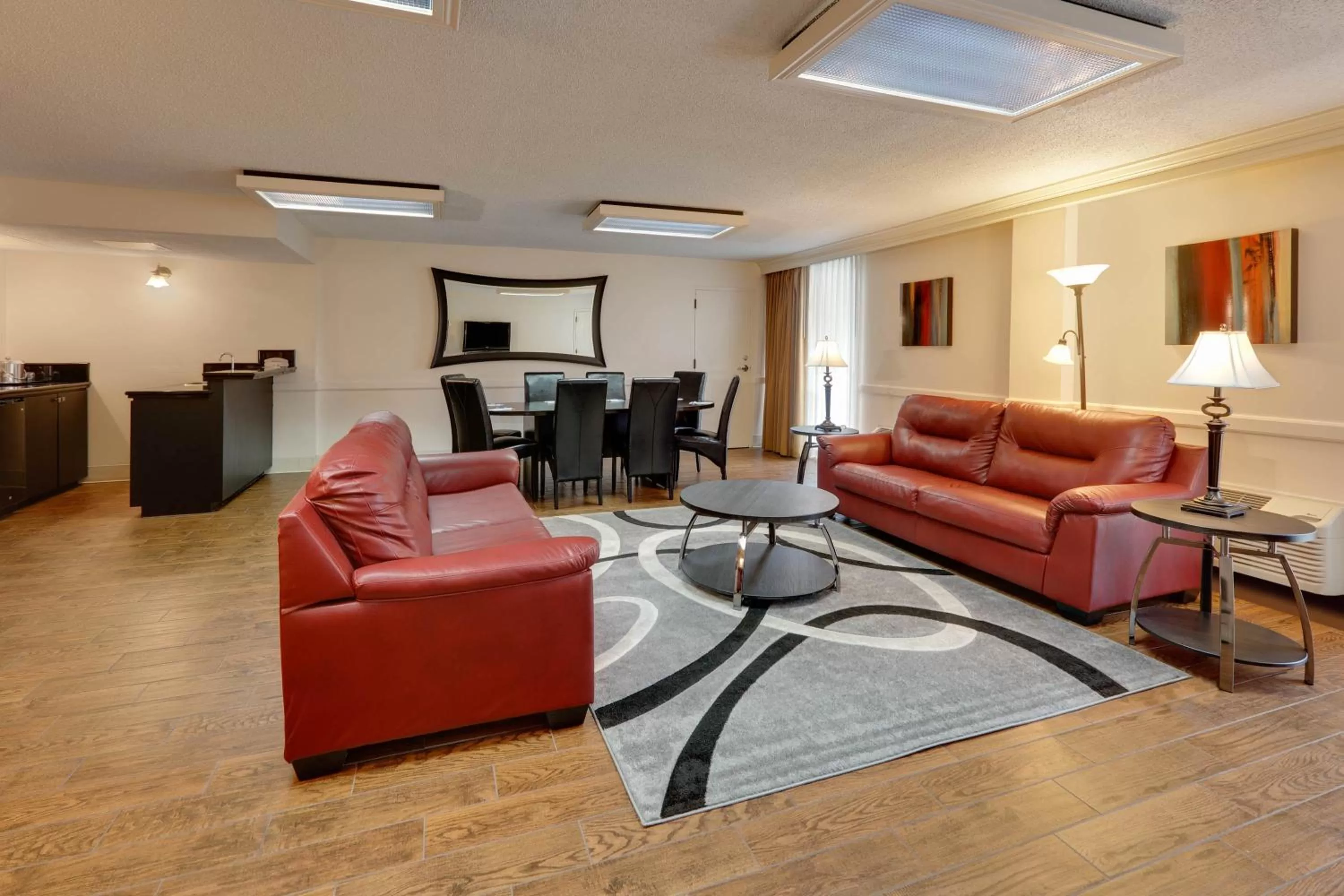 Living room in Wyndham Riverfront Hotel