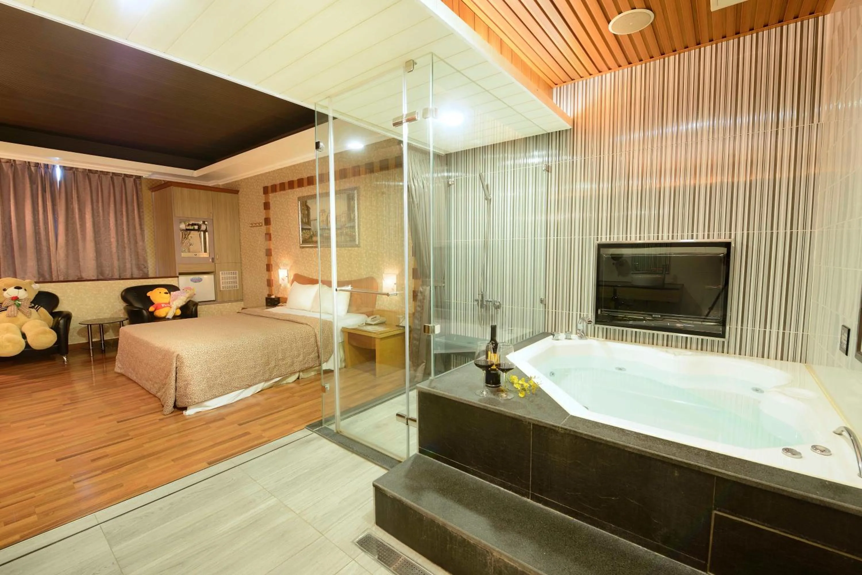 Bathroom, Bed in Holland Village Motel