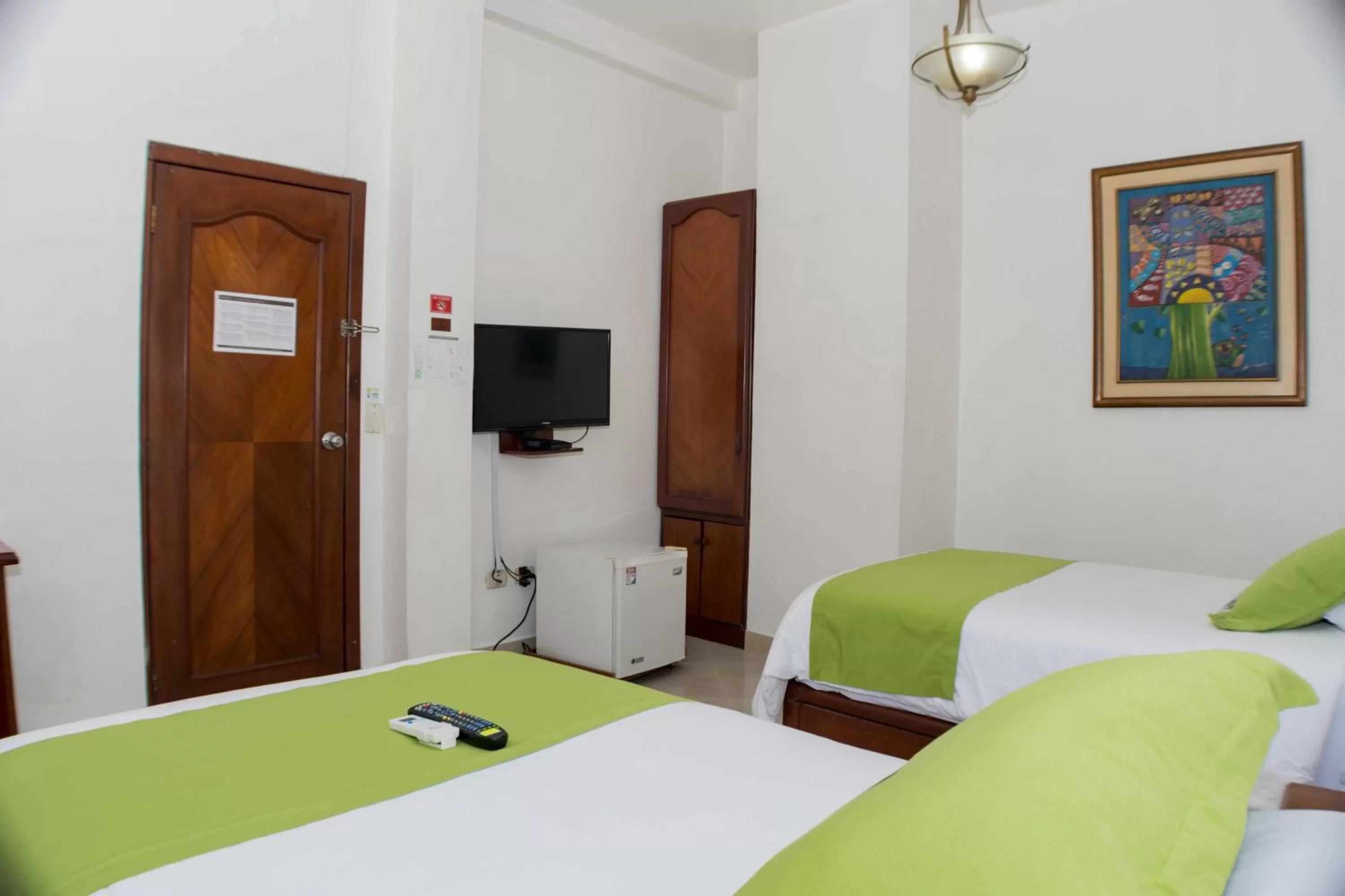 Bed in Hotel Castell - Cerca Del Aeropuerto