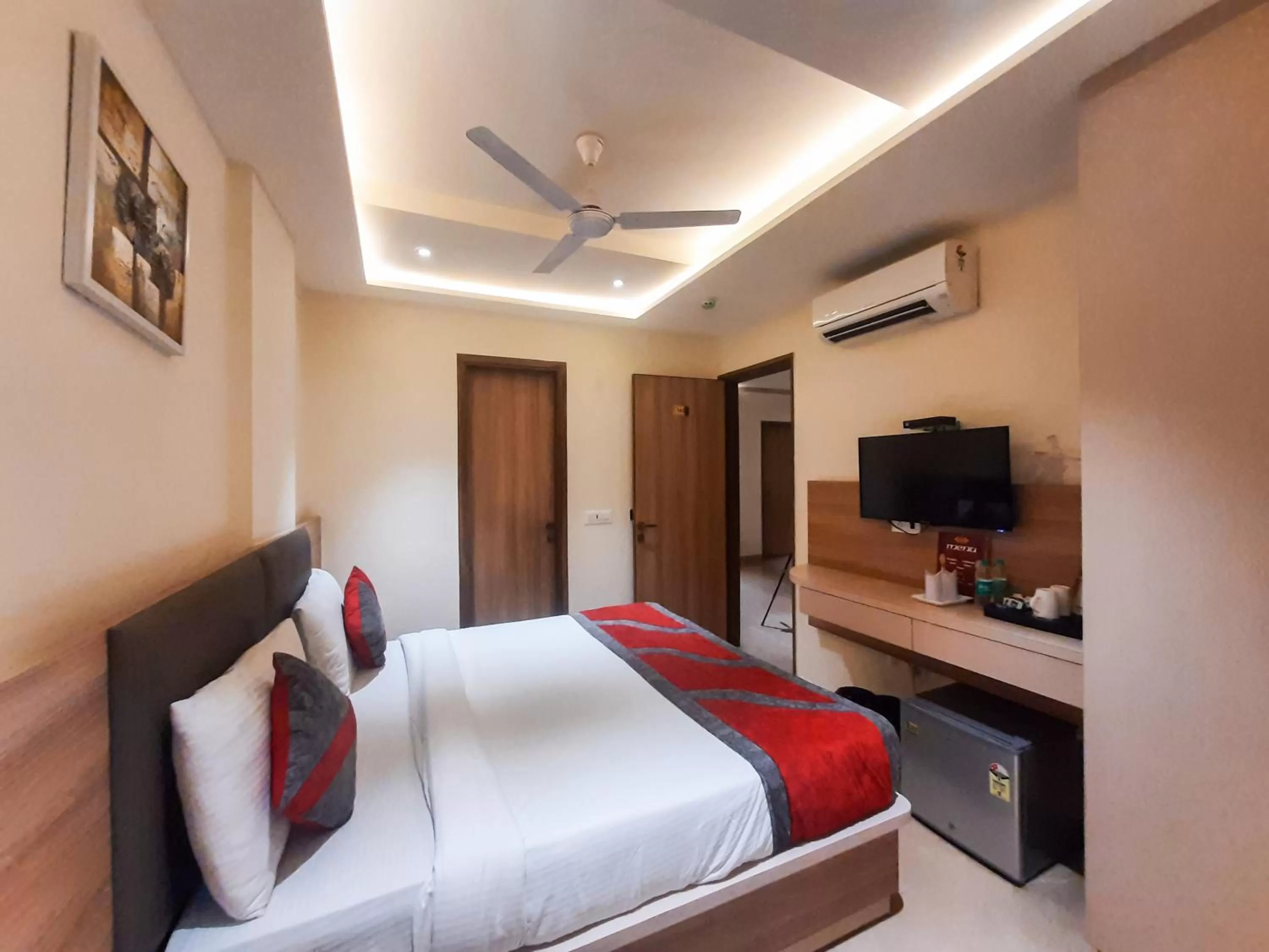 Photo of the whole room, Bed in Hotel Tripple Tree - Near Ganga Ram & BLK Hospital - Karol Bagh