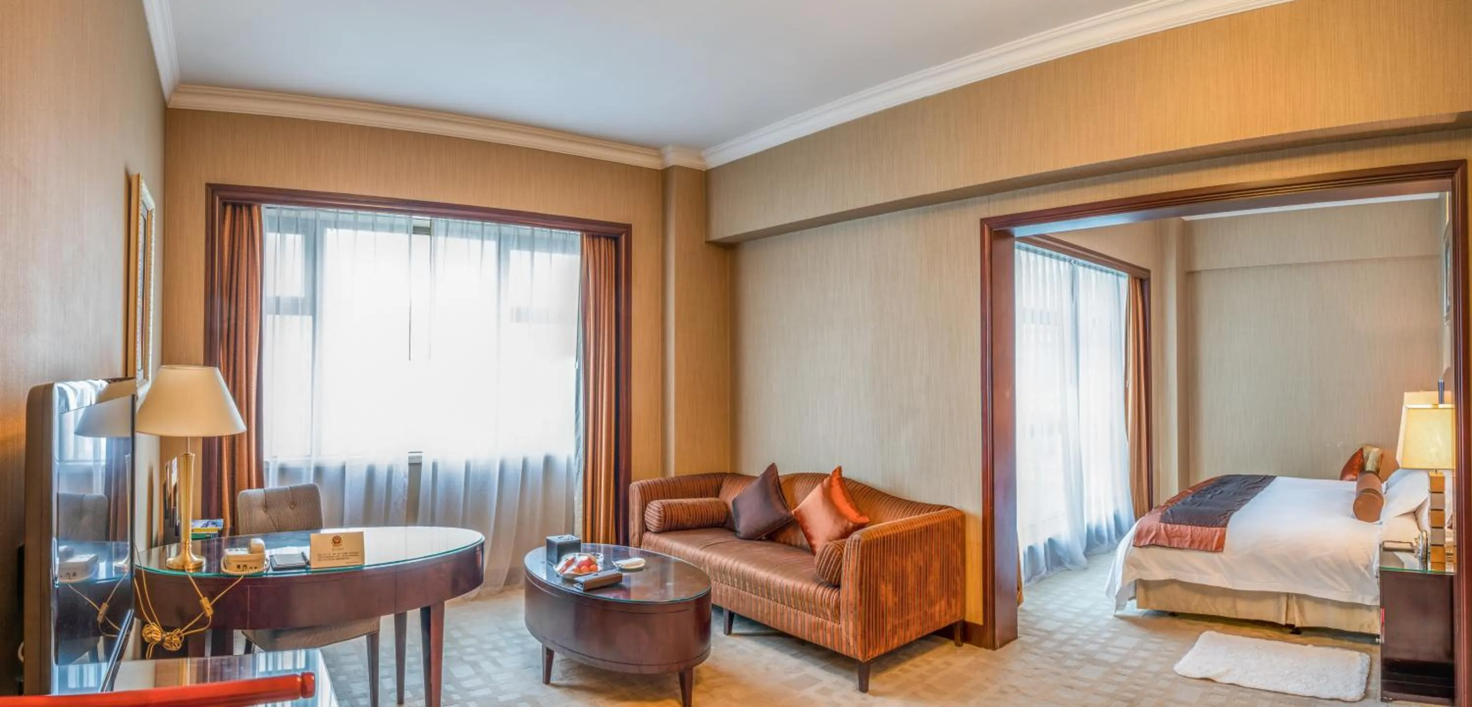 Living room, Bed in Grand International Hotel