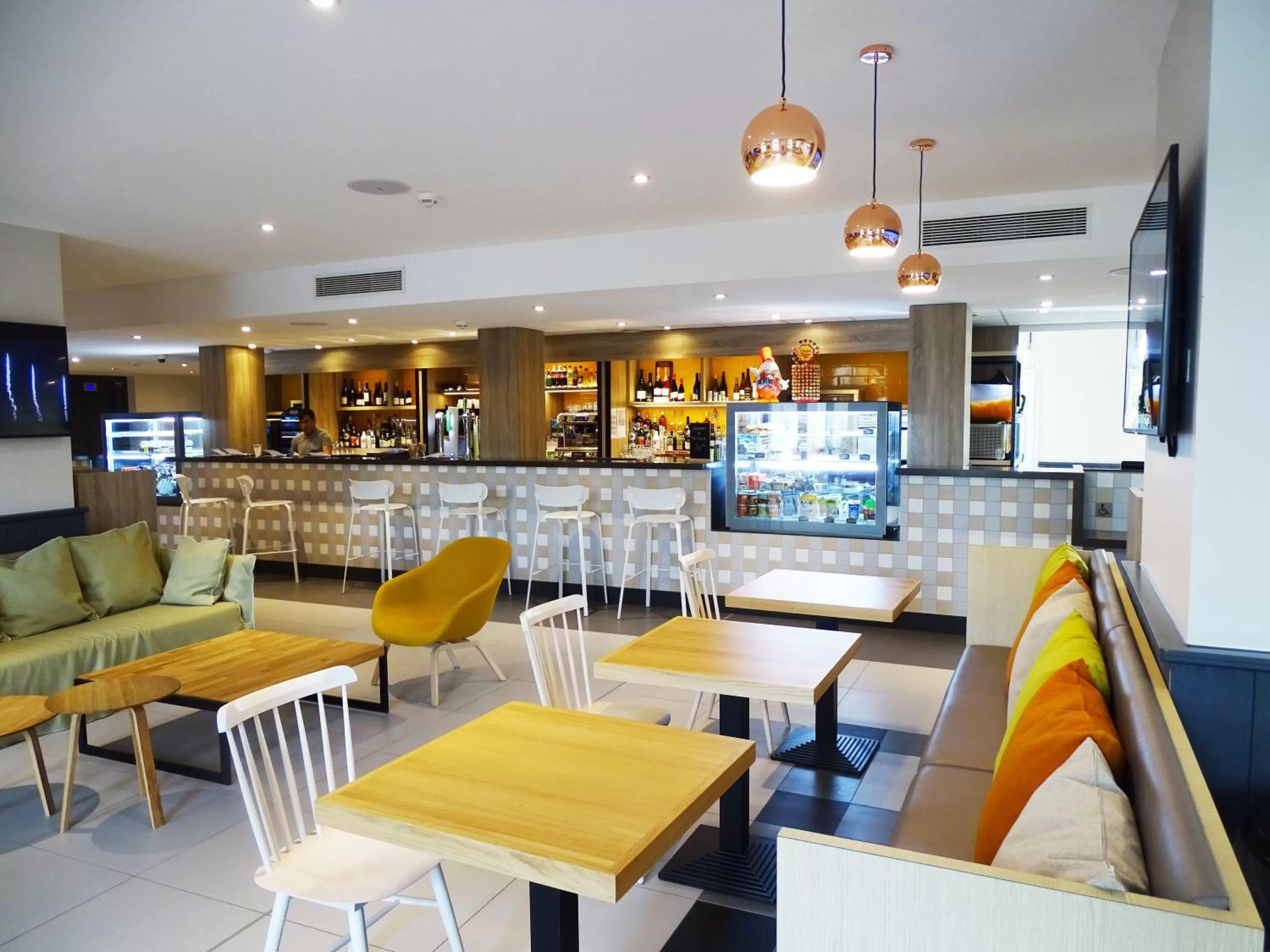 Lounge or bar in Campanile Val de France