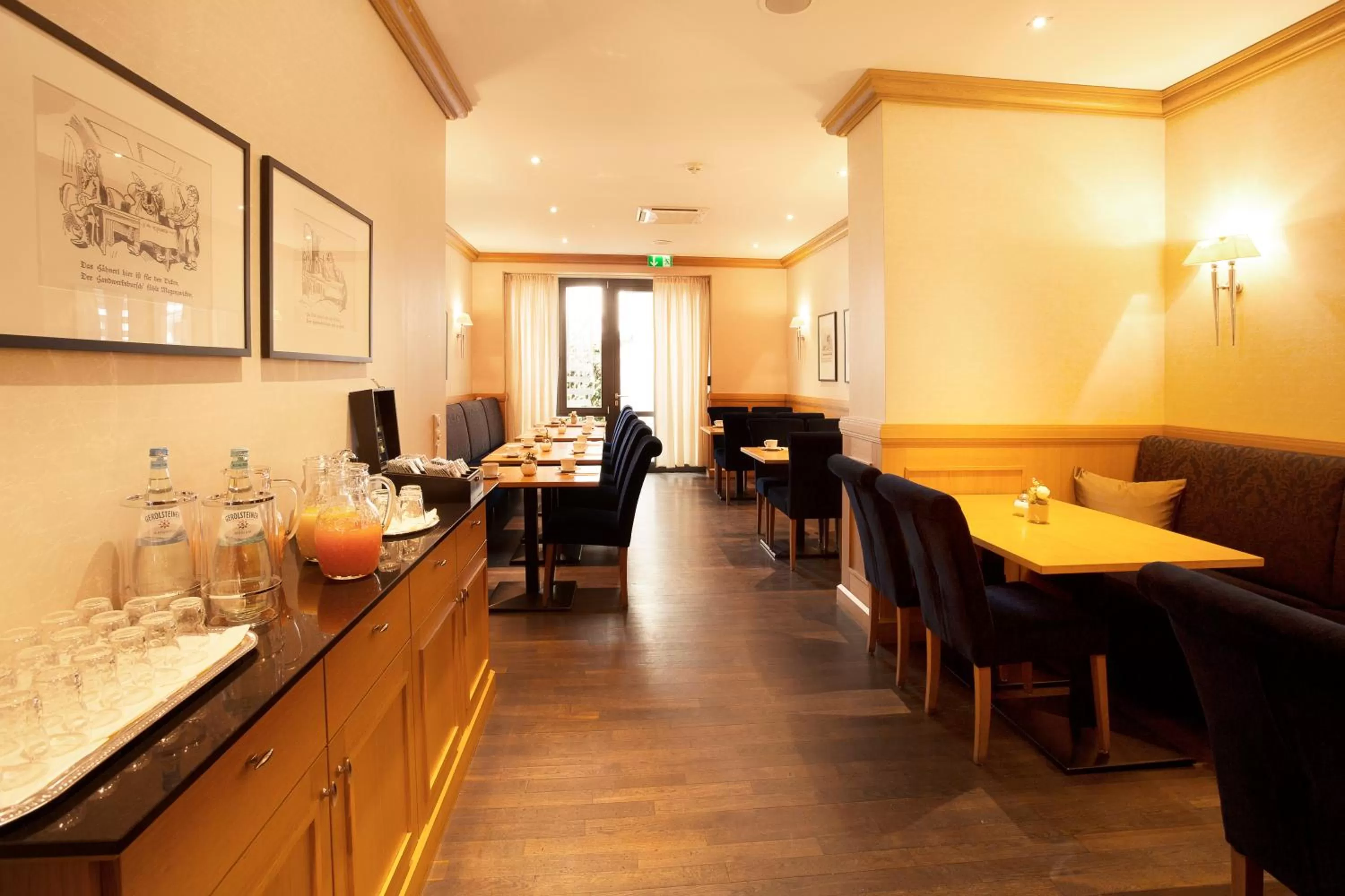 Restaurant/places to eat in TOWNHOUSE Hotel