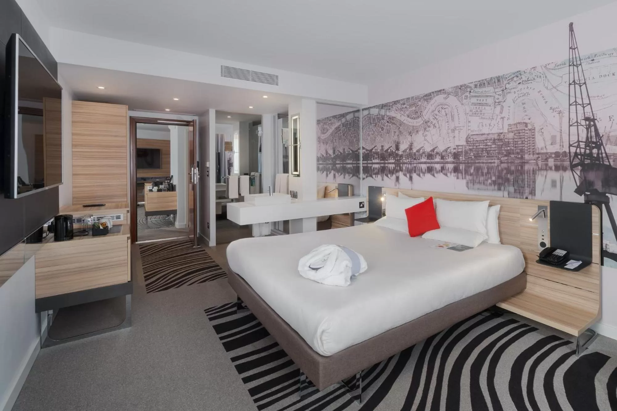 Bathroom, Bed in Novotel London Excel