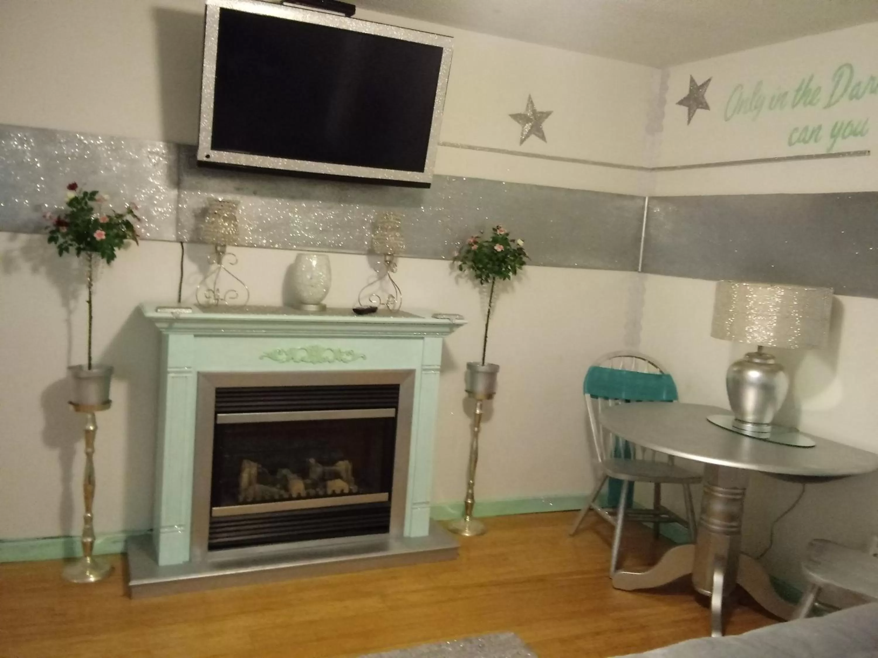 Communal lounge/ TV room, TV/Entertainment Center in CRESCENT MOON MOTEL