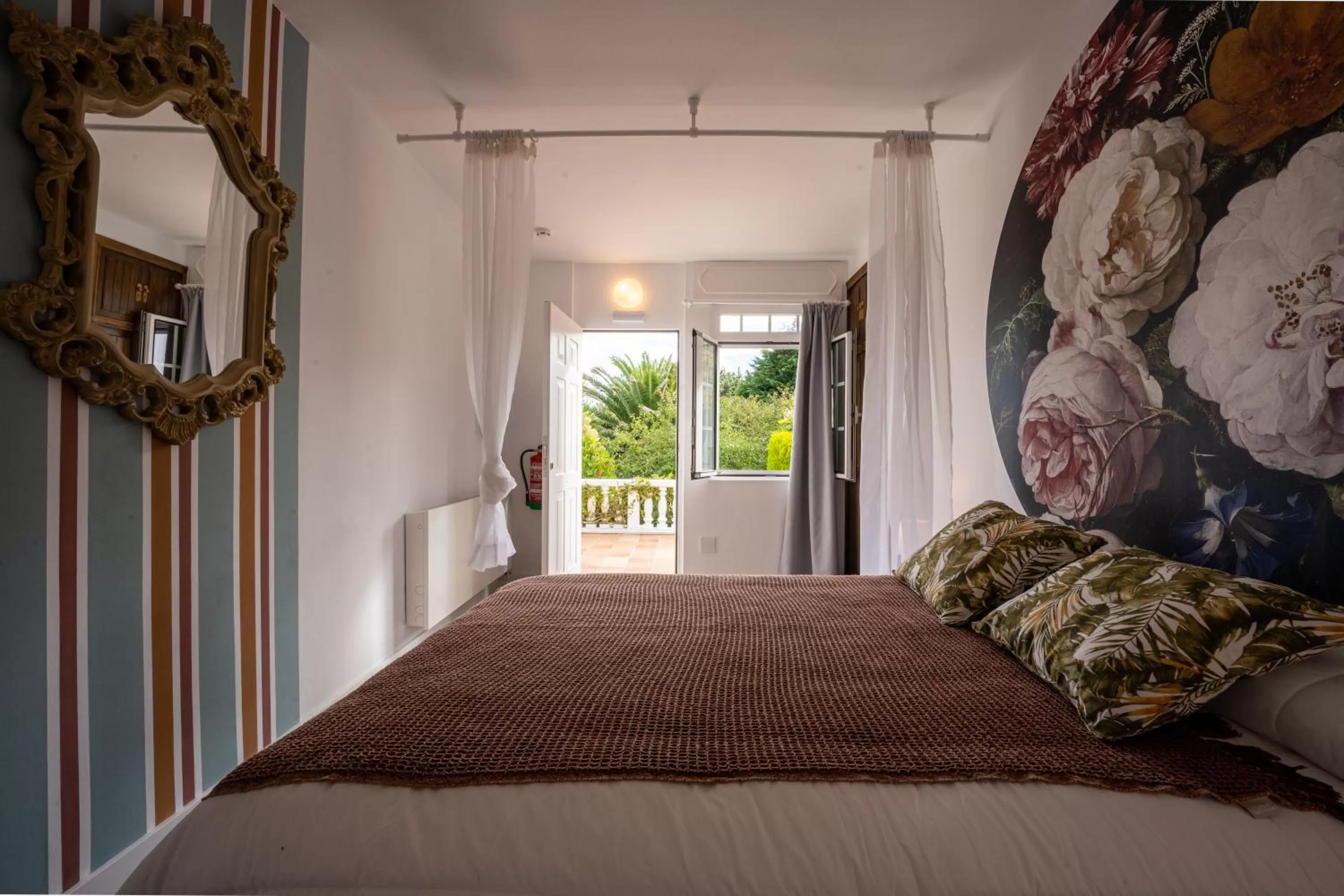 Photo of the whole room, Bed in finca dos Mares